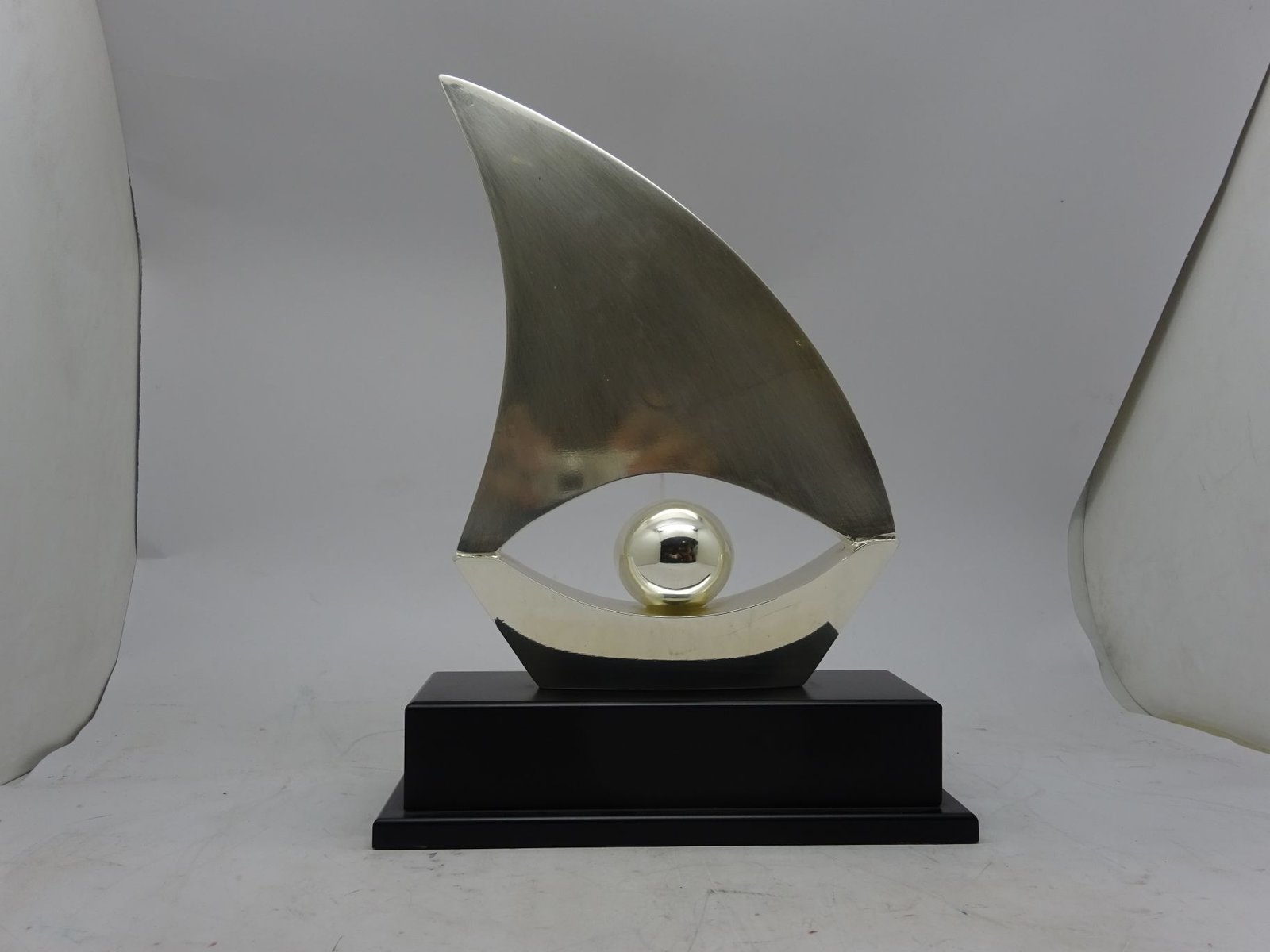 مجسم سفينة قاعدة خشب ومعدن