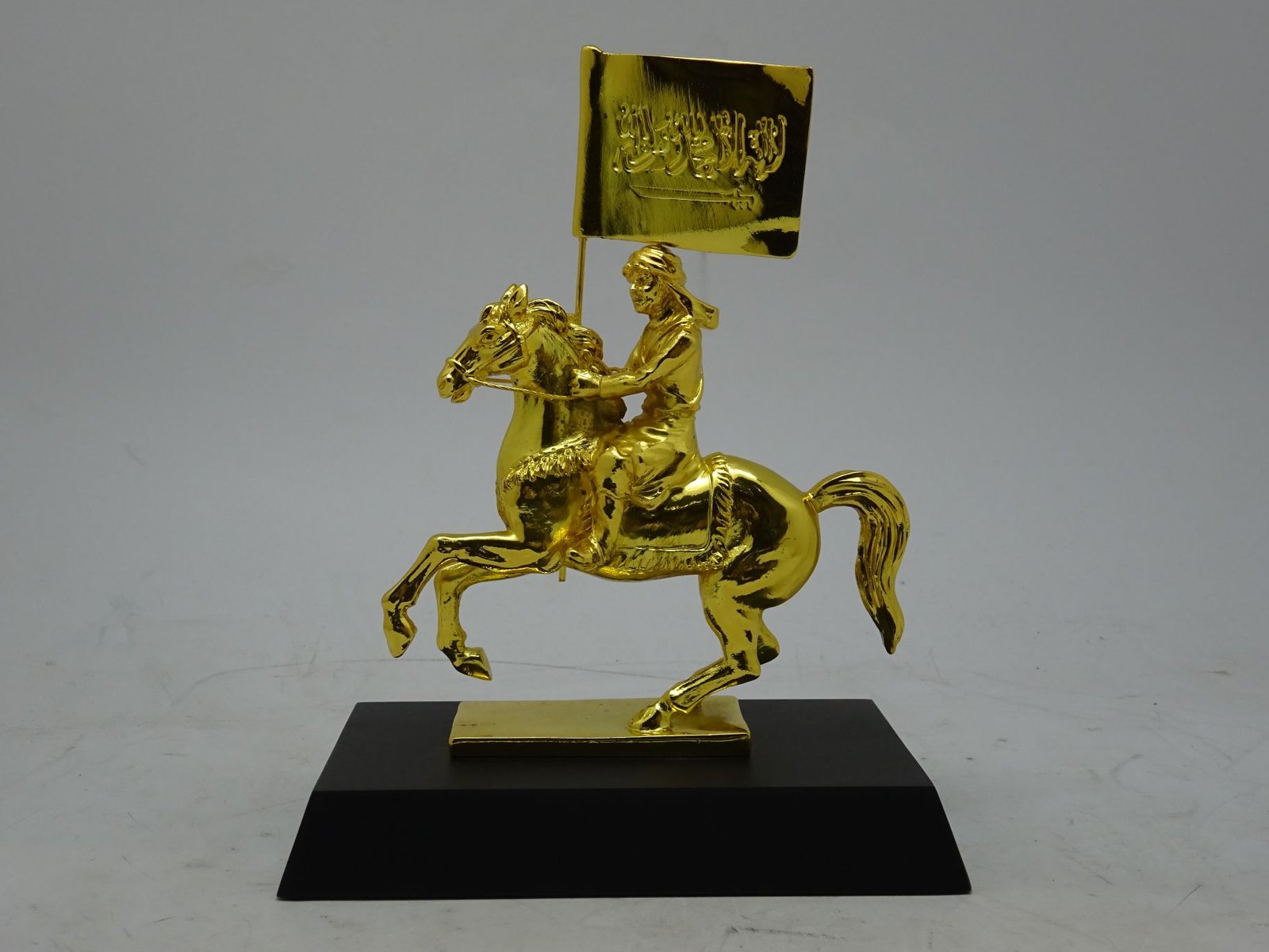مجسم حصان مع العلم معدن ذهبي