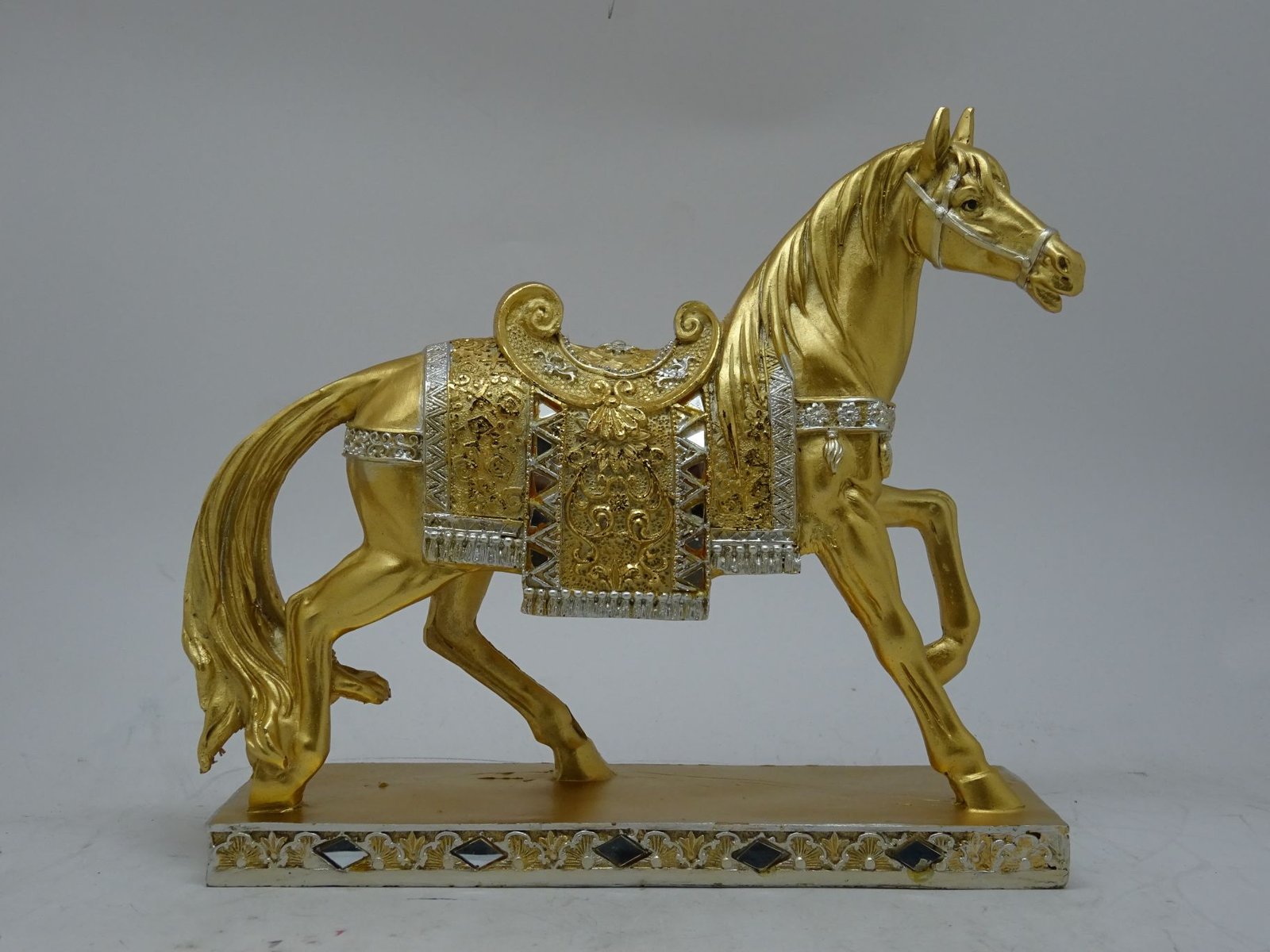 مجسم حصان مذهب مع زخارف