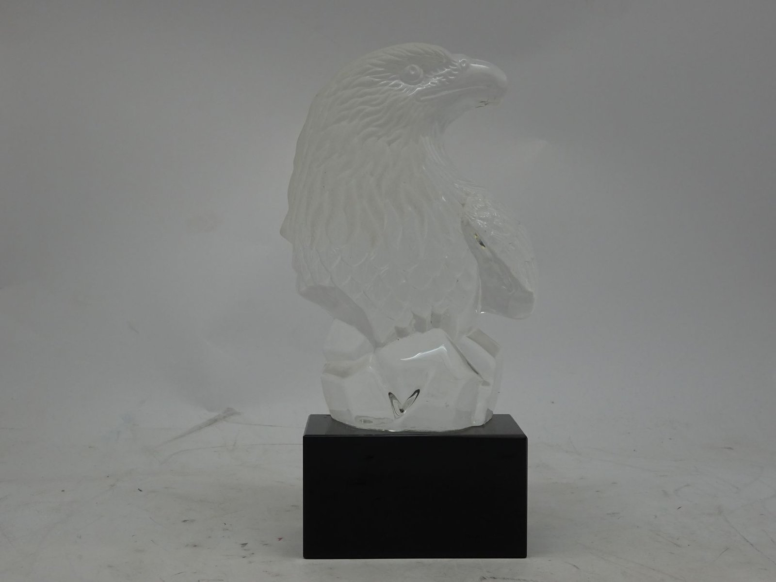 مجسم صقر كريستال بلجيكي