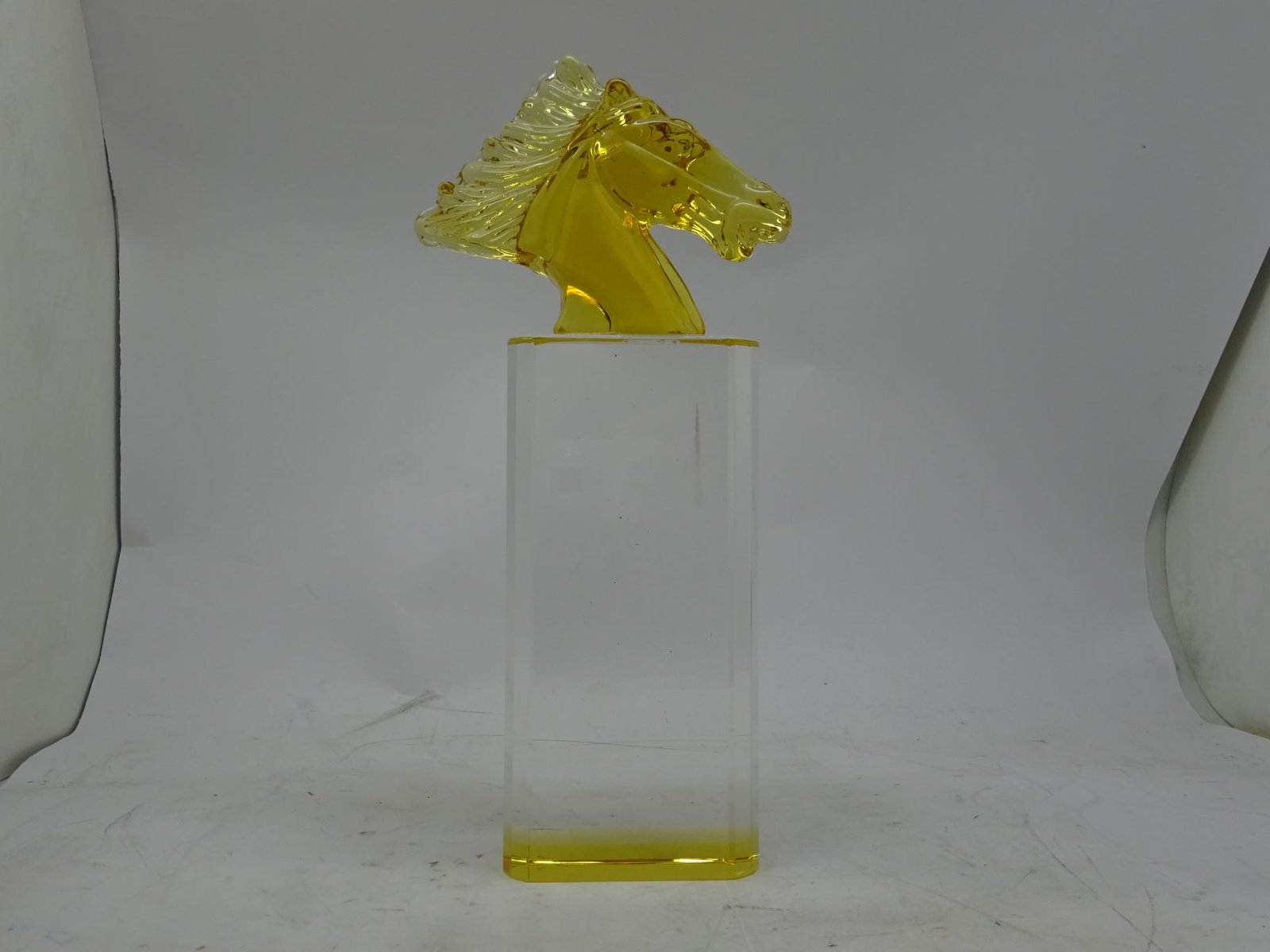 مجسم حصان قاعدة كريستال