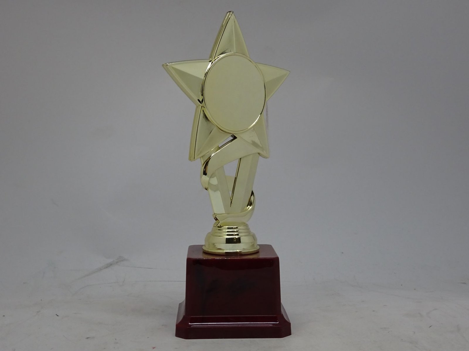 مجسم تكريم ذهبي