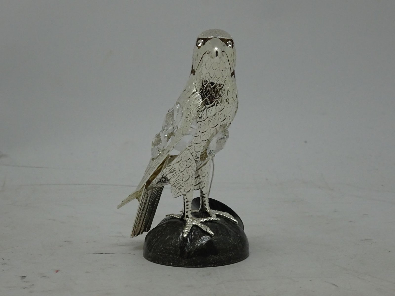 مجسم صقر صغير مع القاعدة