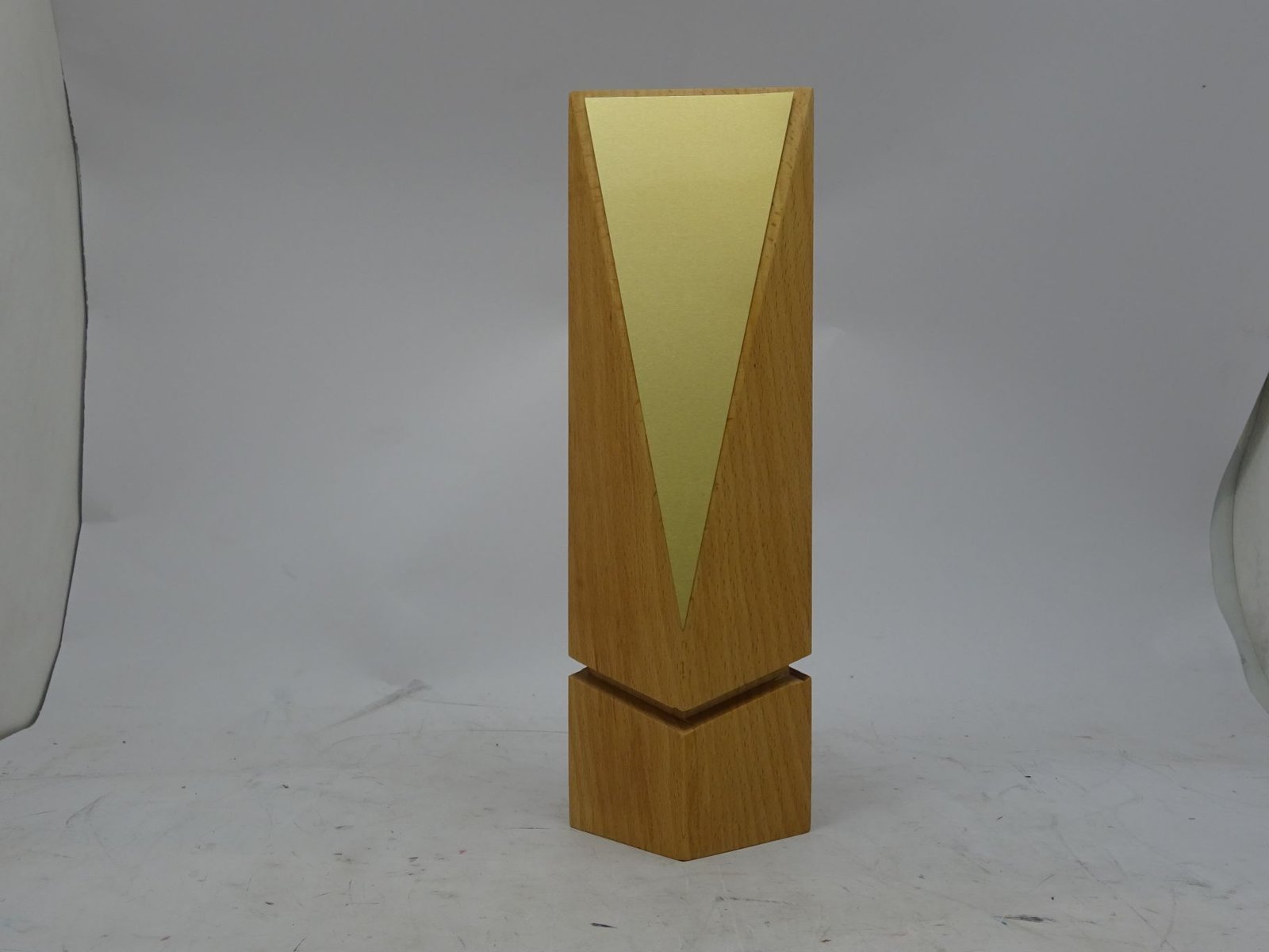 مجسم مع بليت ذهبي