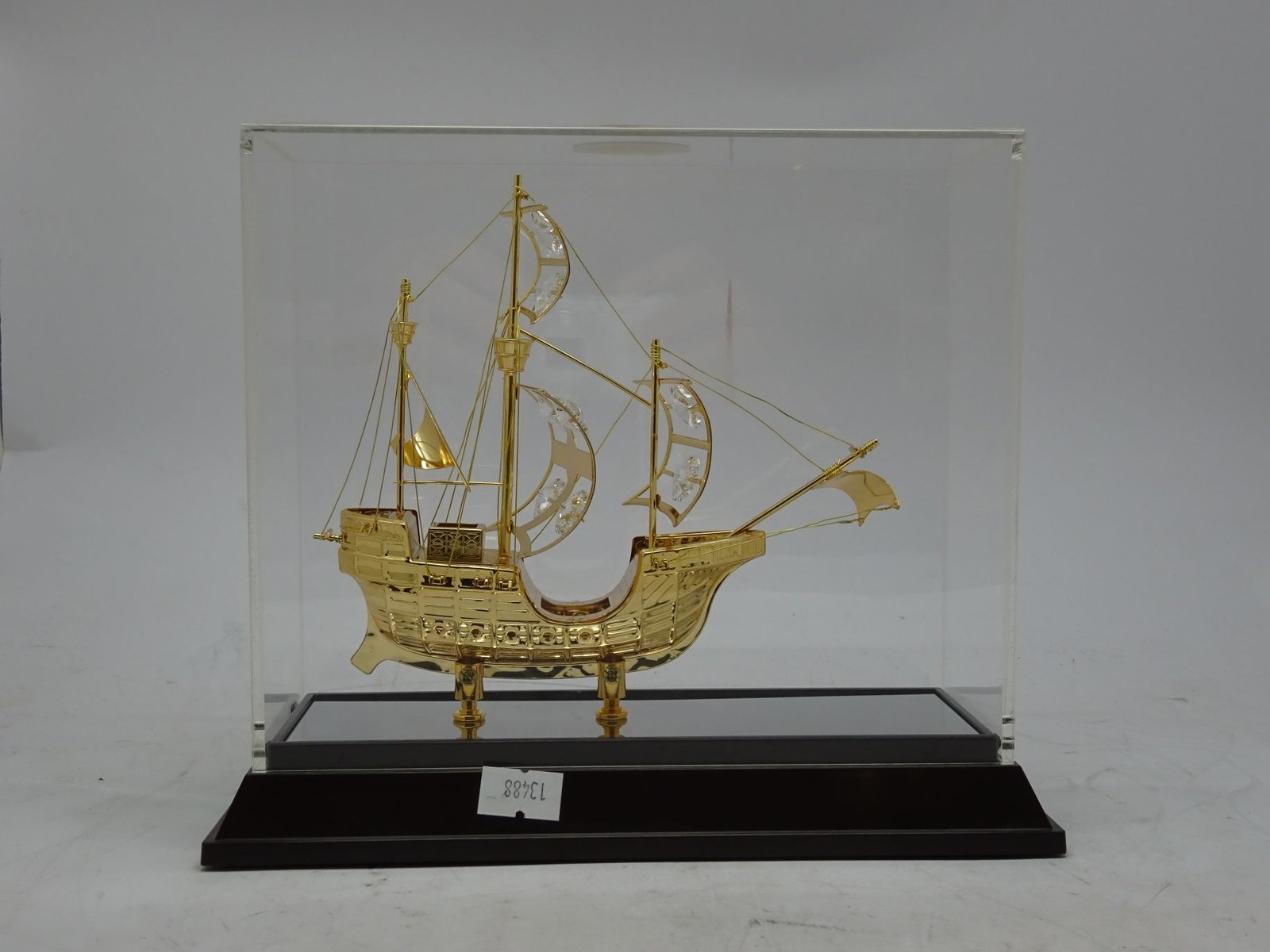مجسم سفينة تذكاري مع صندوق اكرليك تصميم 3