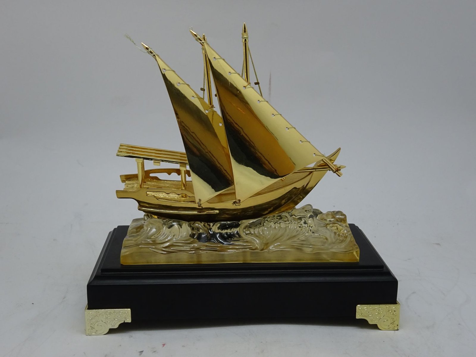 مجسم سفينة ذهبية مع كريستال مطفي