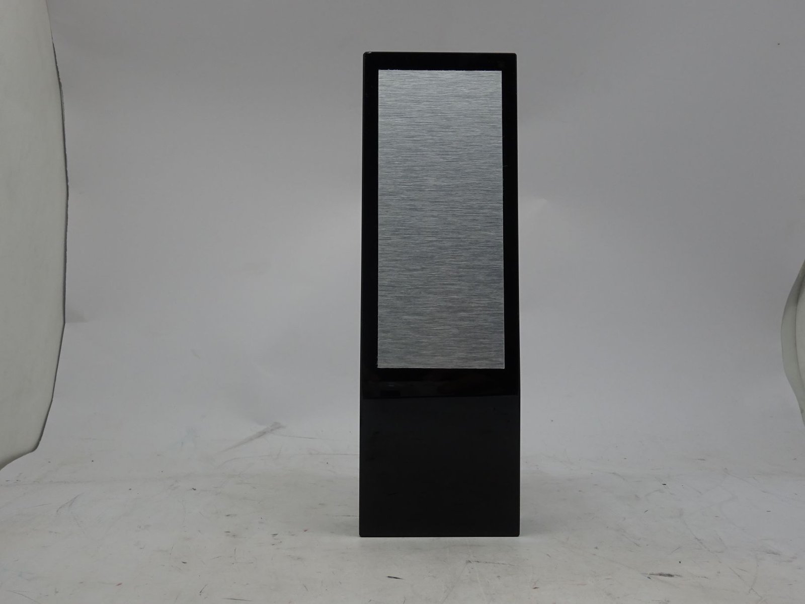 مجسم مع بليت فضي