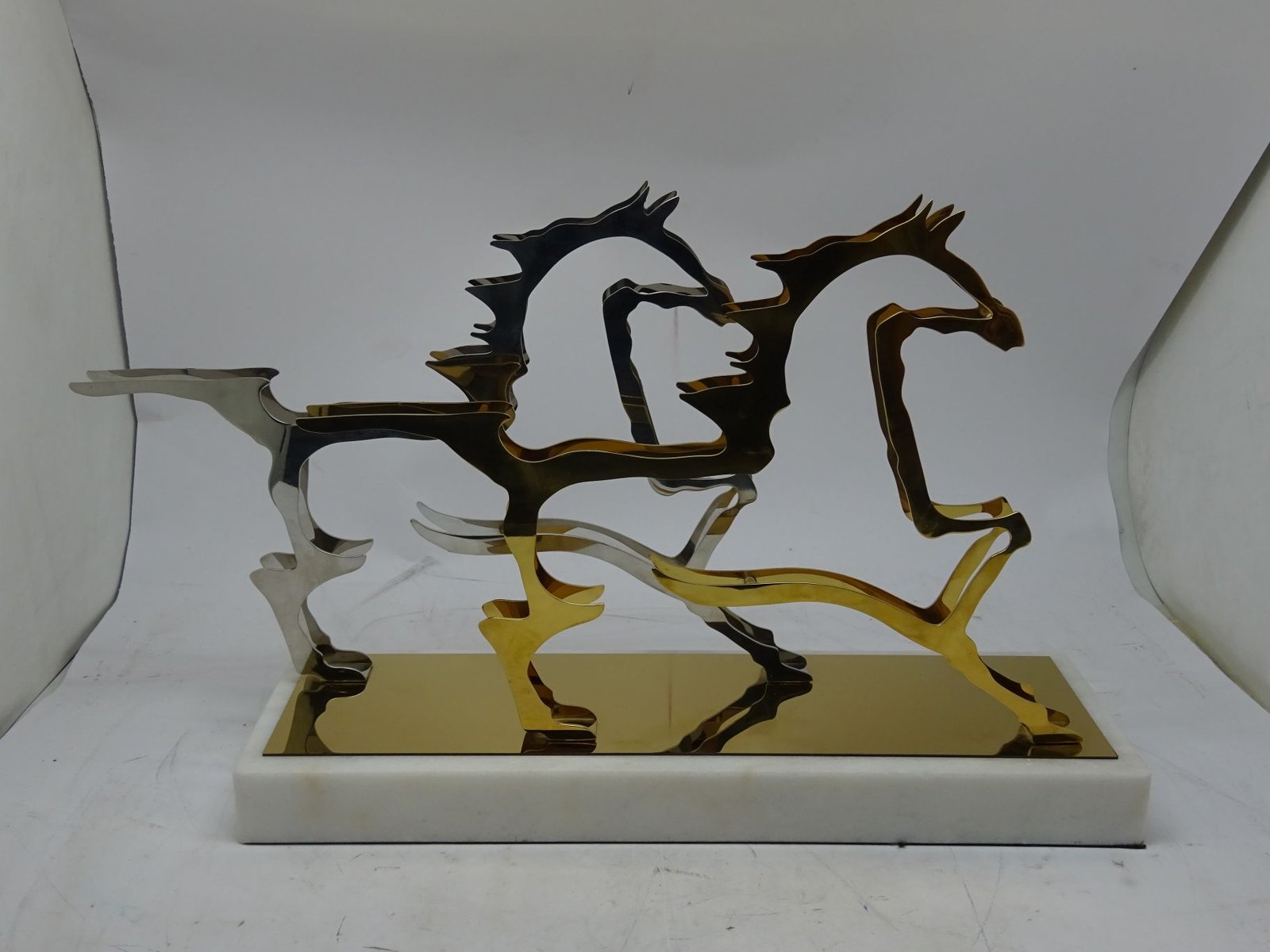 مجسم حصان للفروسية بقاغدة رخام