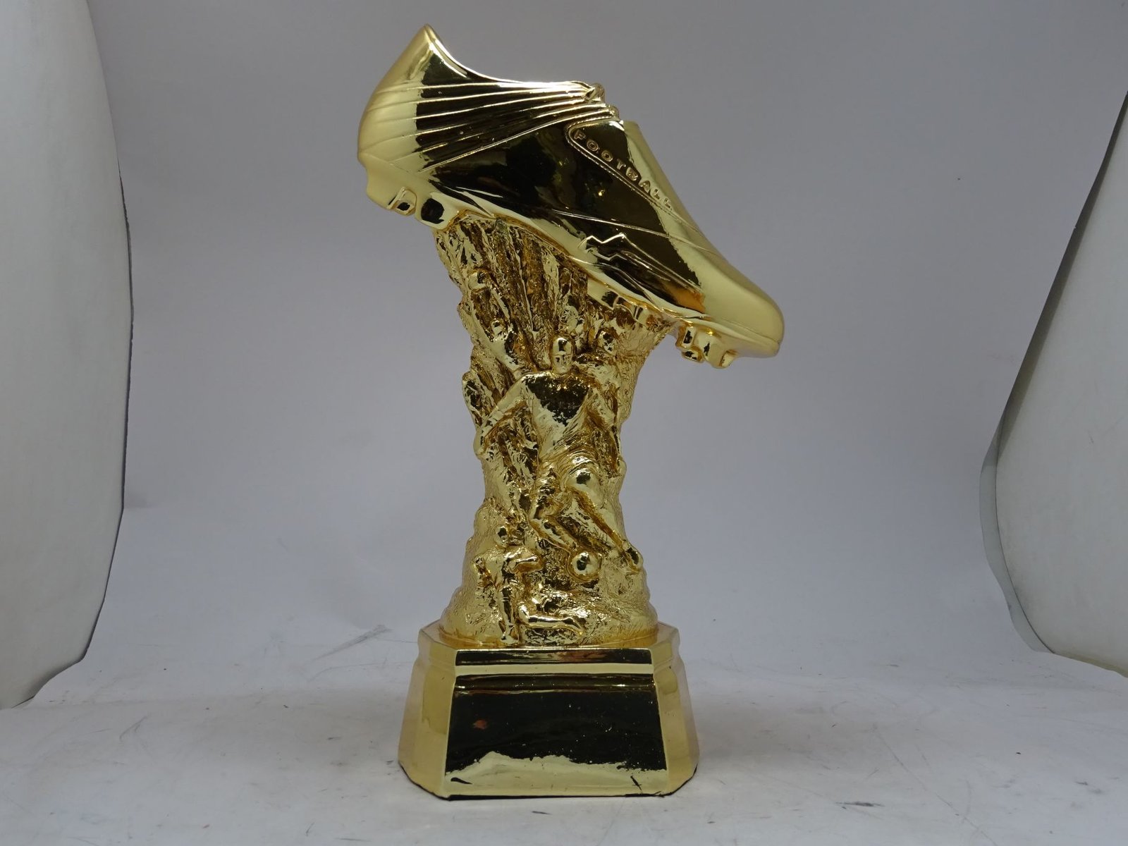 مجسم الحذاء الذهبي من مادة الرزن