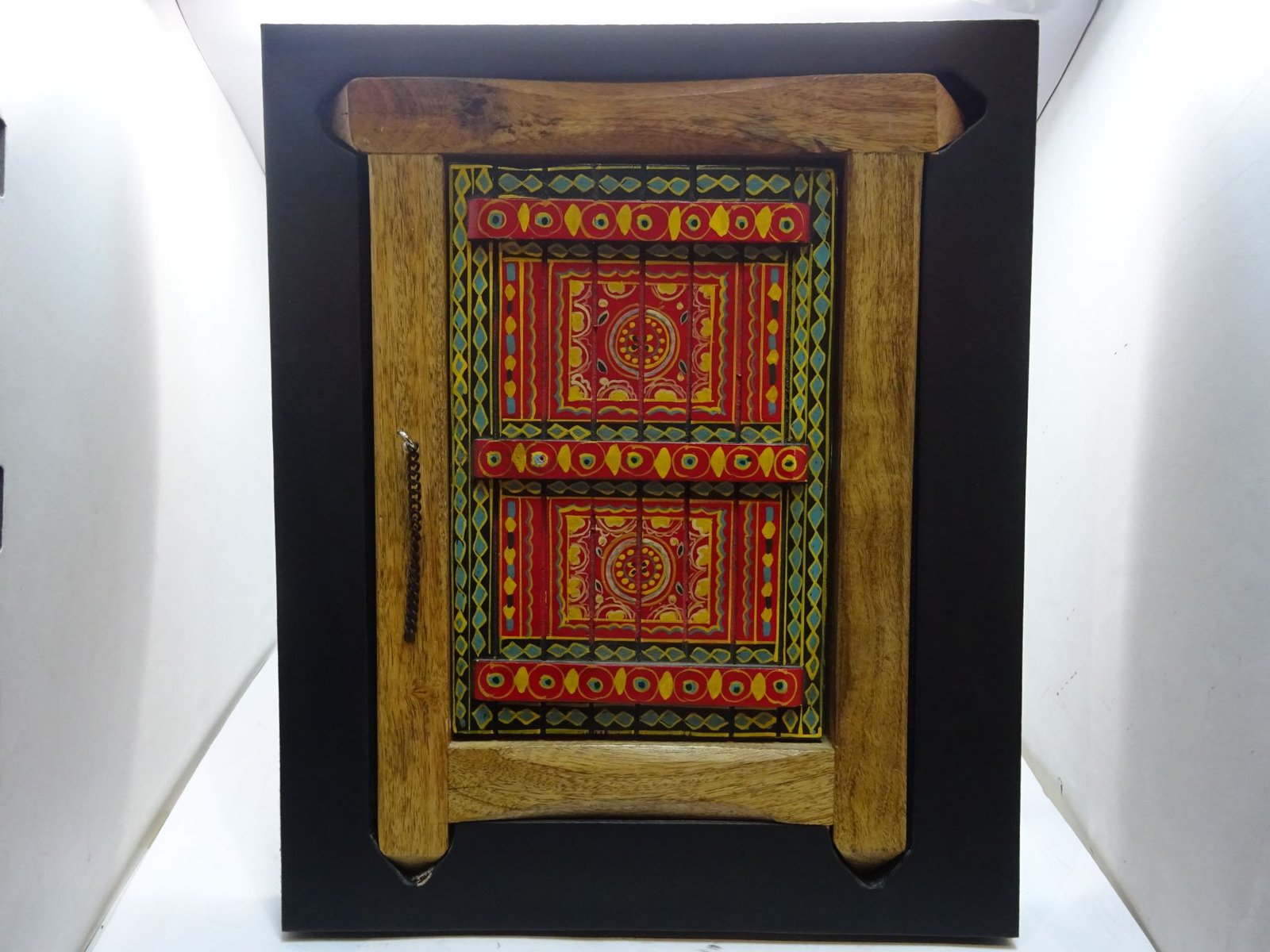 باب تراثي خشبي يمكن الكتابة عليه بعلبة فاخرة