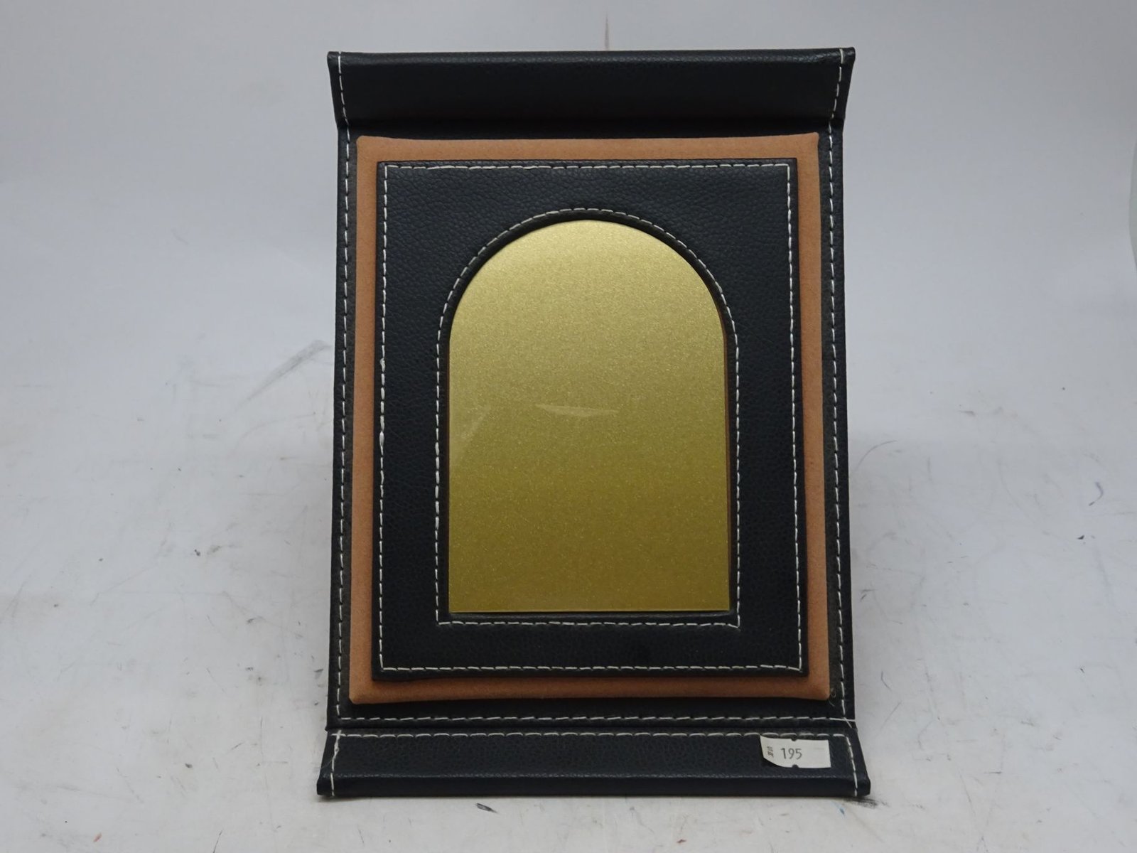 درع معدني على قاعدة جلد ملف