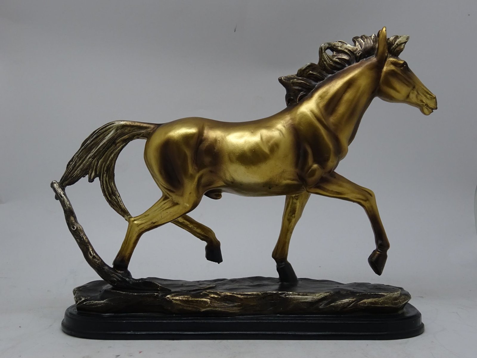 مجسم حصان ذهبي لوتز