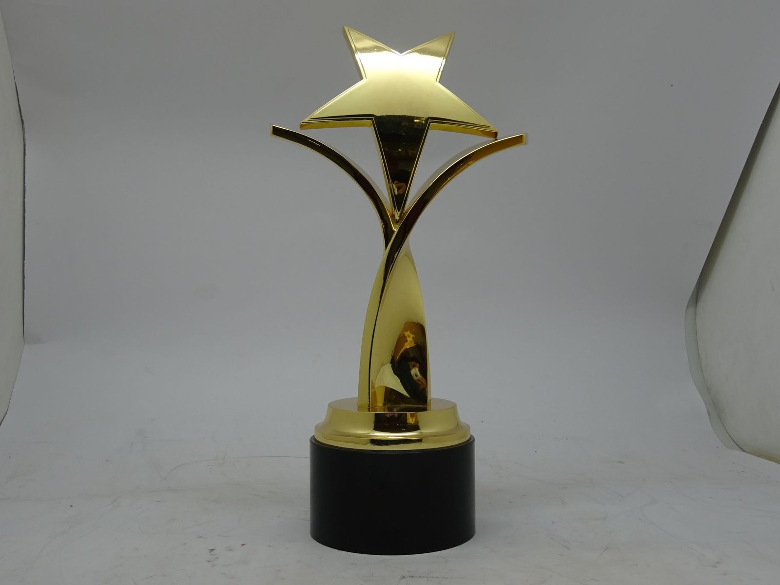 مجسم ستار معدن ذهبي