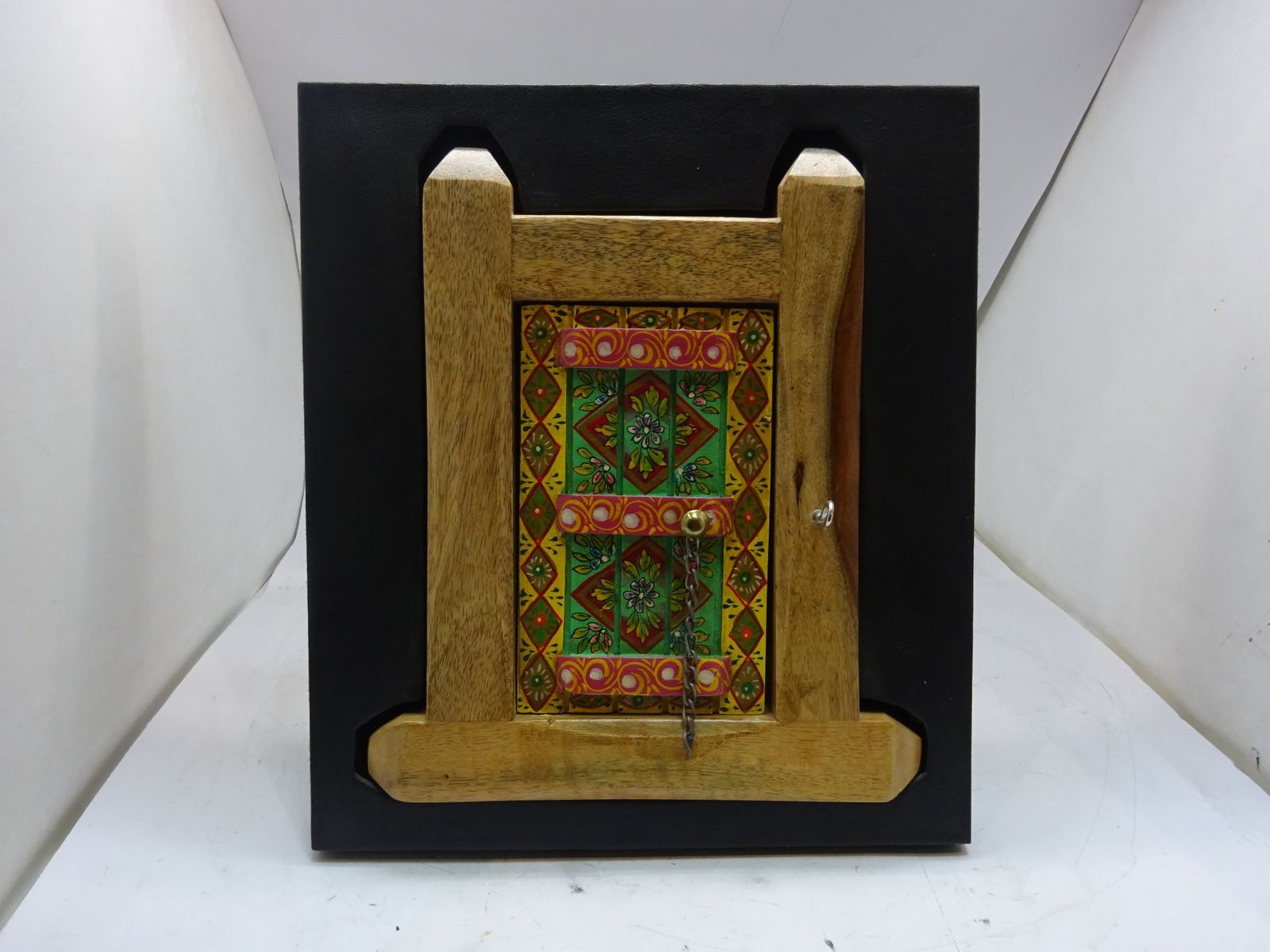 باب تراثي خشبي يمكن الكتابة عليه كدرع