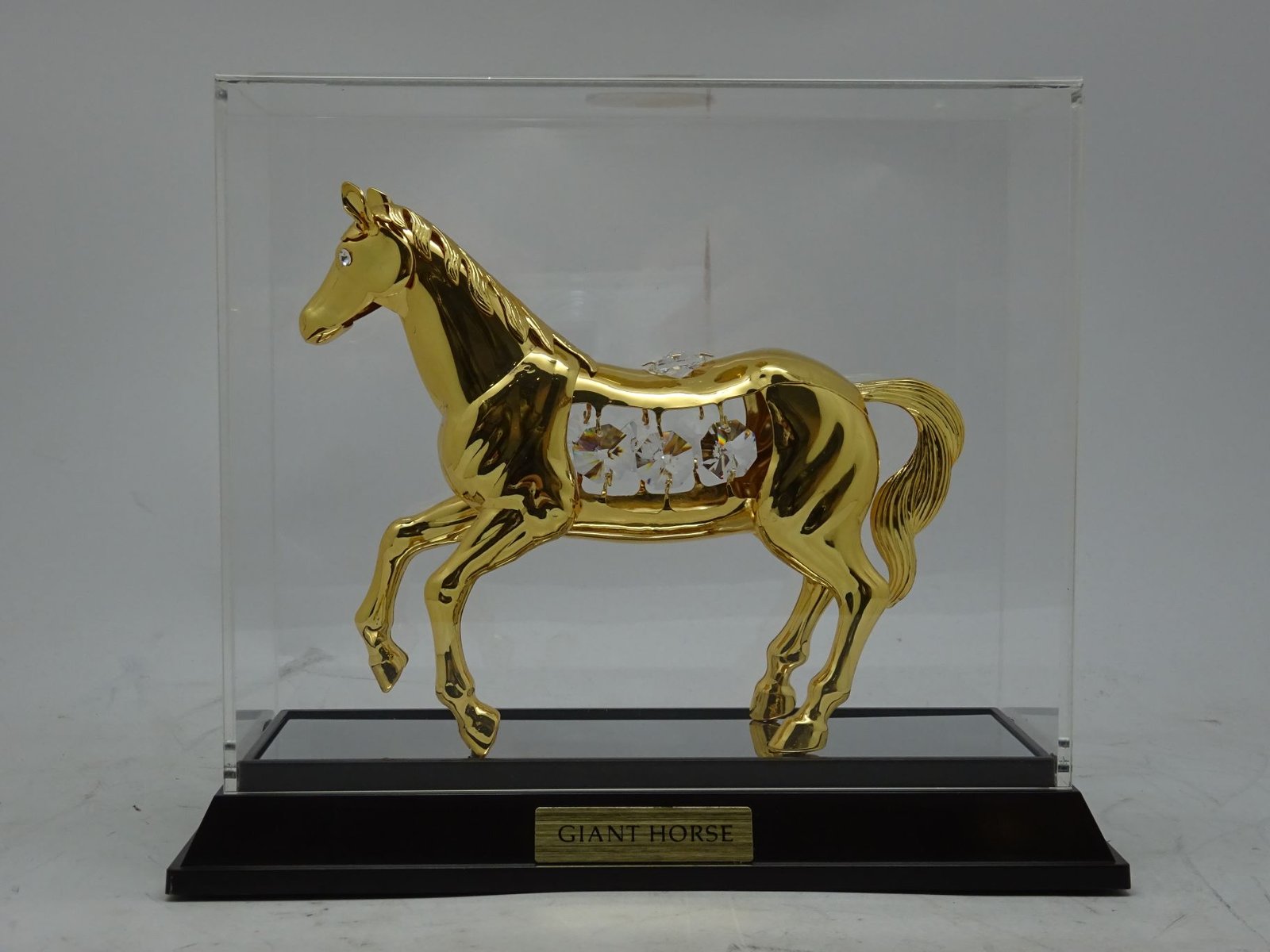 مجسم حصان بعلبة اكرليك ذهبي بقاعدة