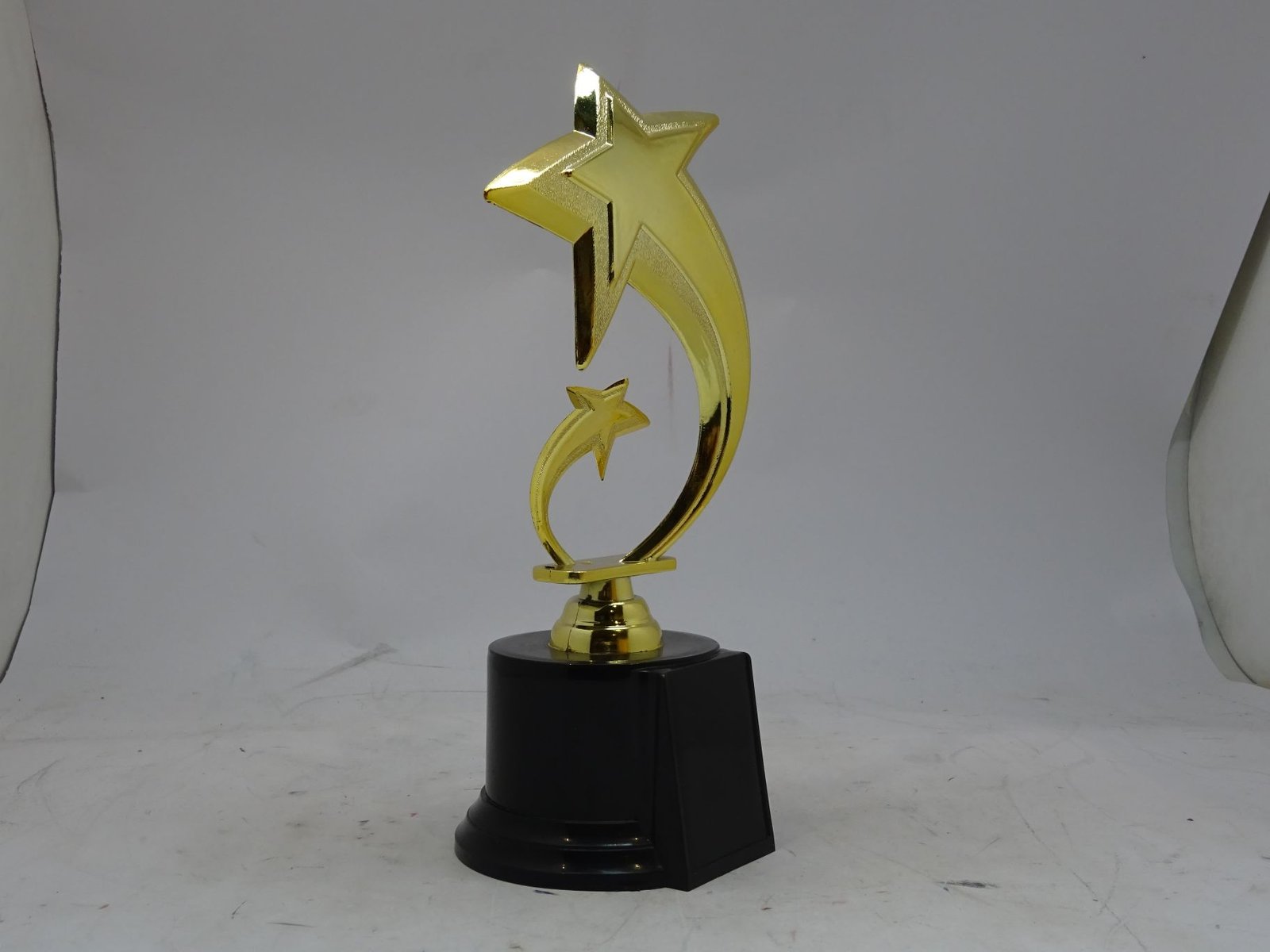 مجسم تكريم ذهبي