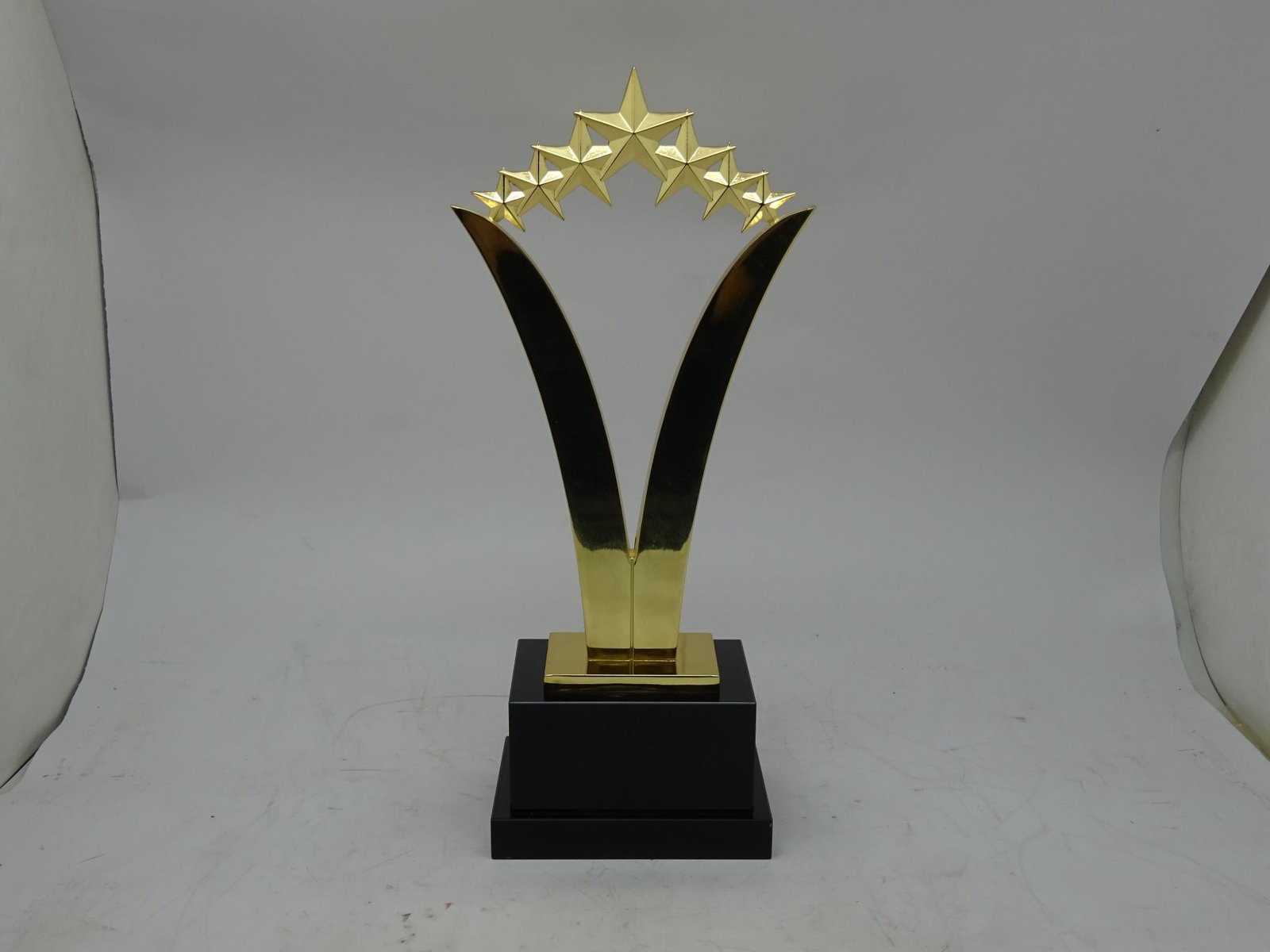 مجسم نجوم ذهبي