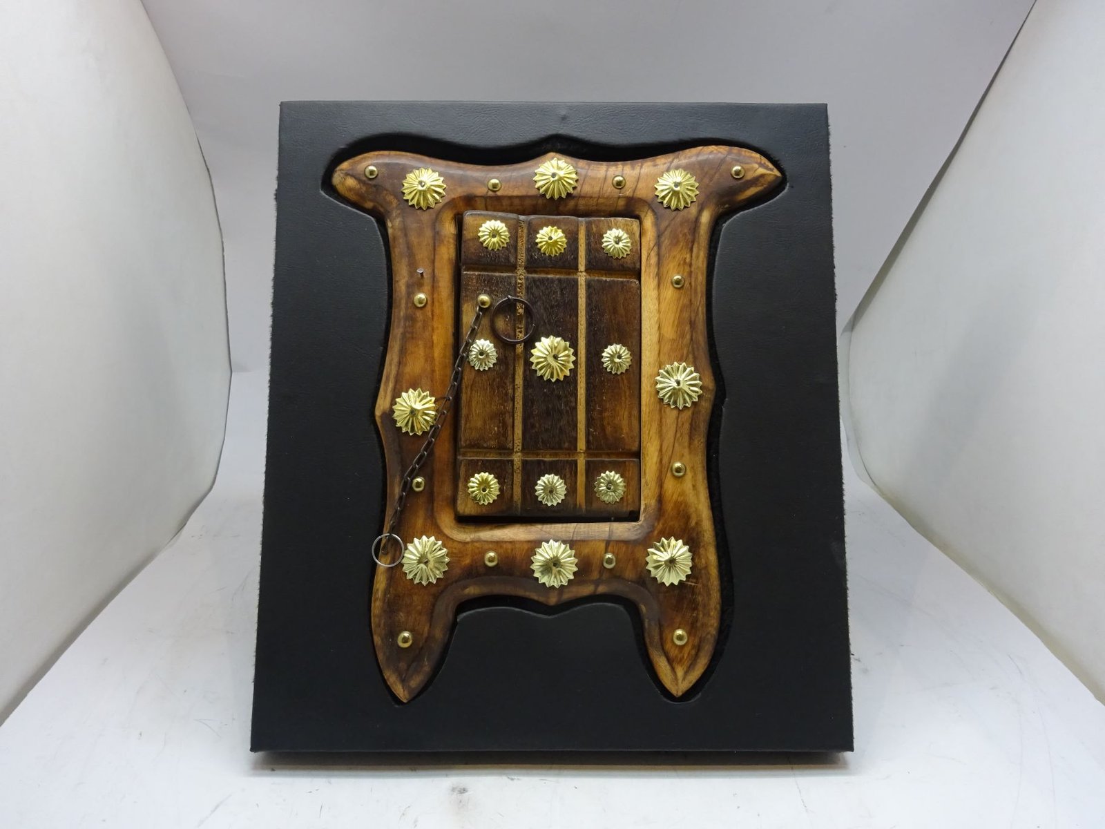 باب تراثي خشبي يمكن الكتابة عليه كدرع