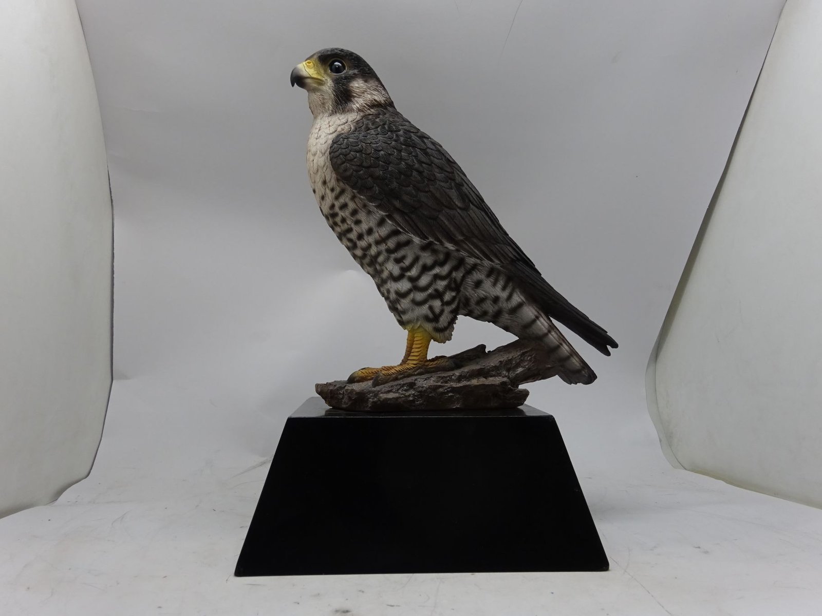 مجسم الصقر العربي