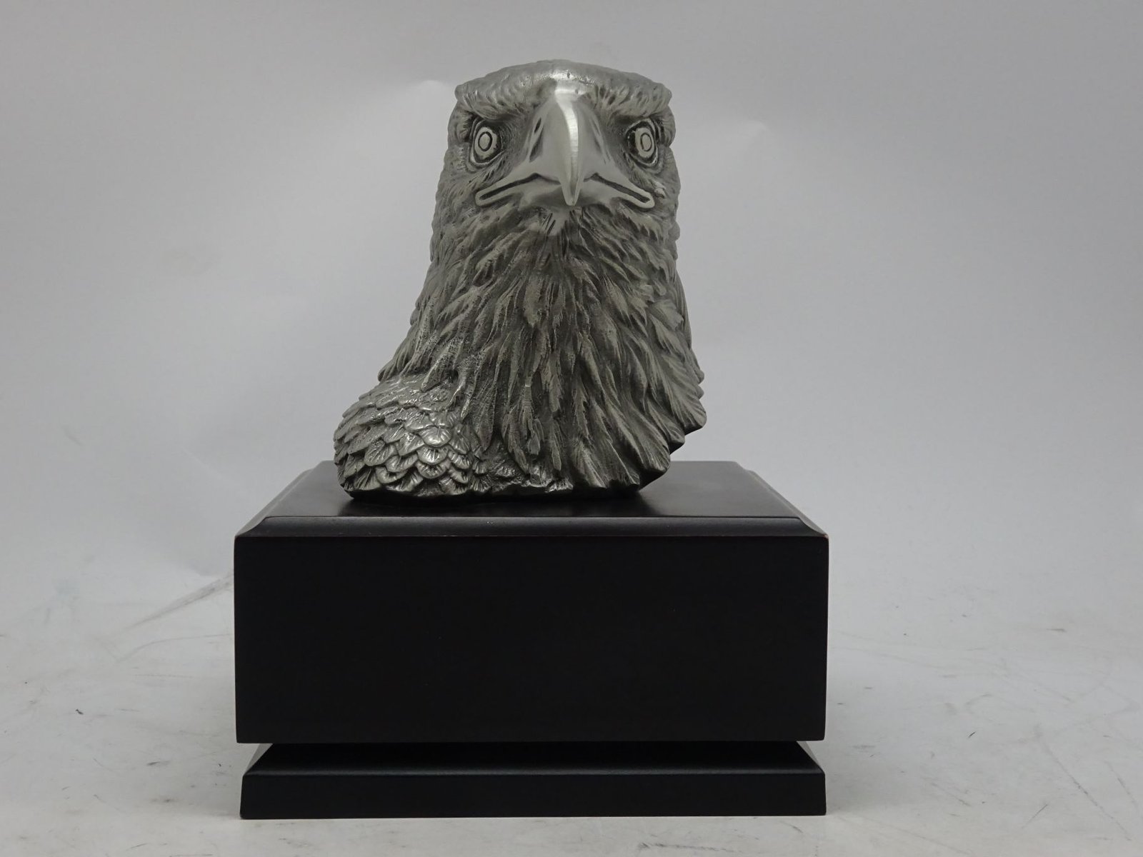 مجسم رأس نسر صناعو ماليزيا