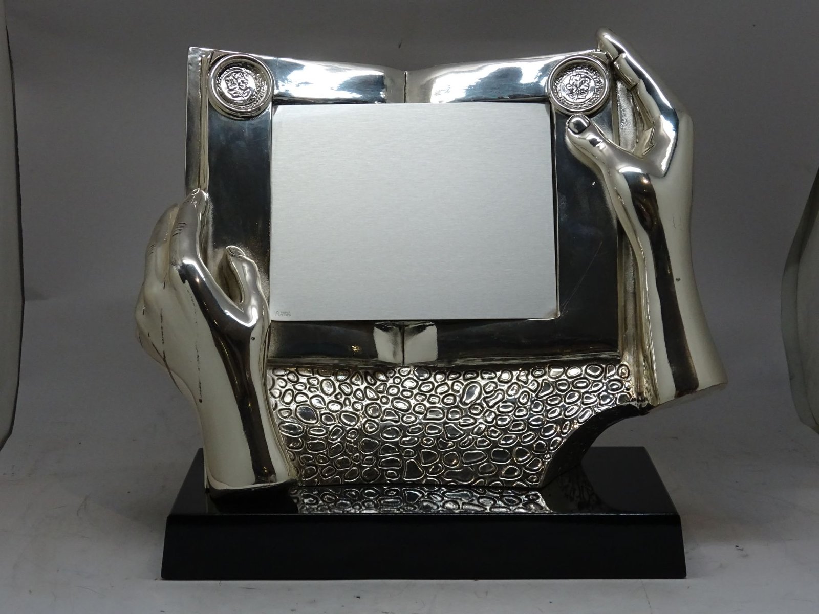 مجسم  يقدم في مناسبات منها المناسبات العائلية او التخرج او الزفاف .