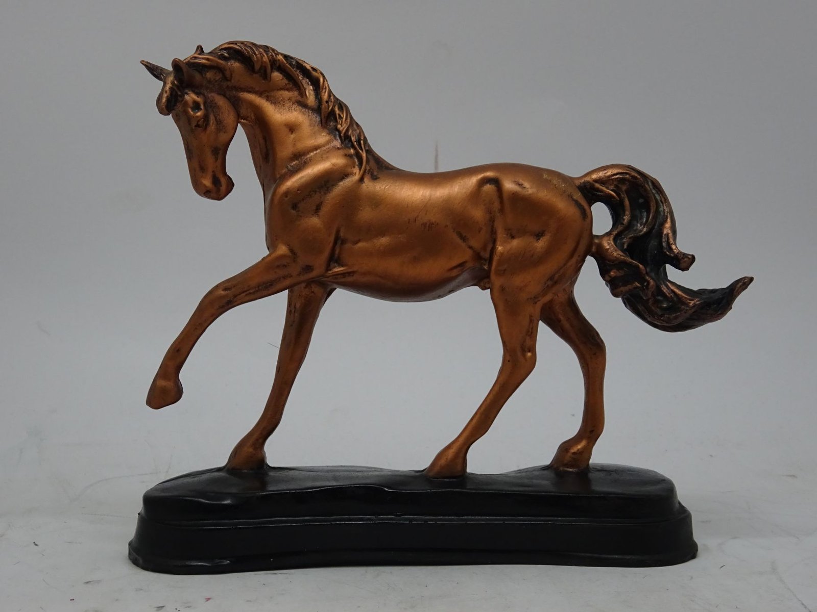 مجسم حصان بقاعدة برونزي