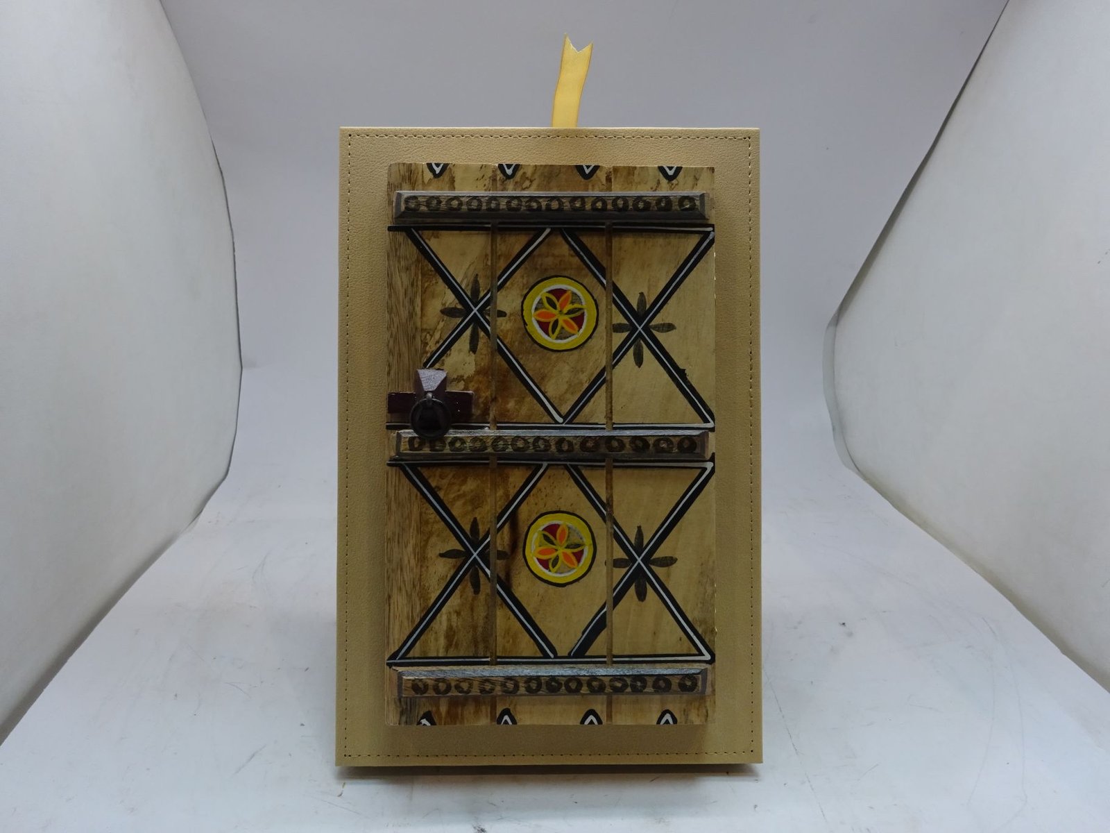 باب تراثي خشبي يمكن الكتابة عليه كدرع