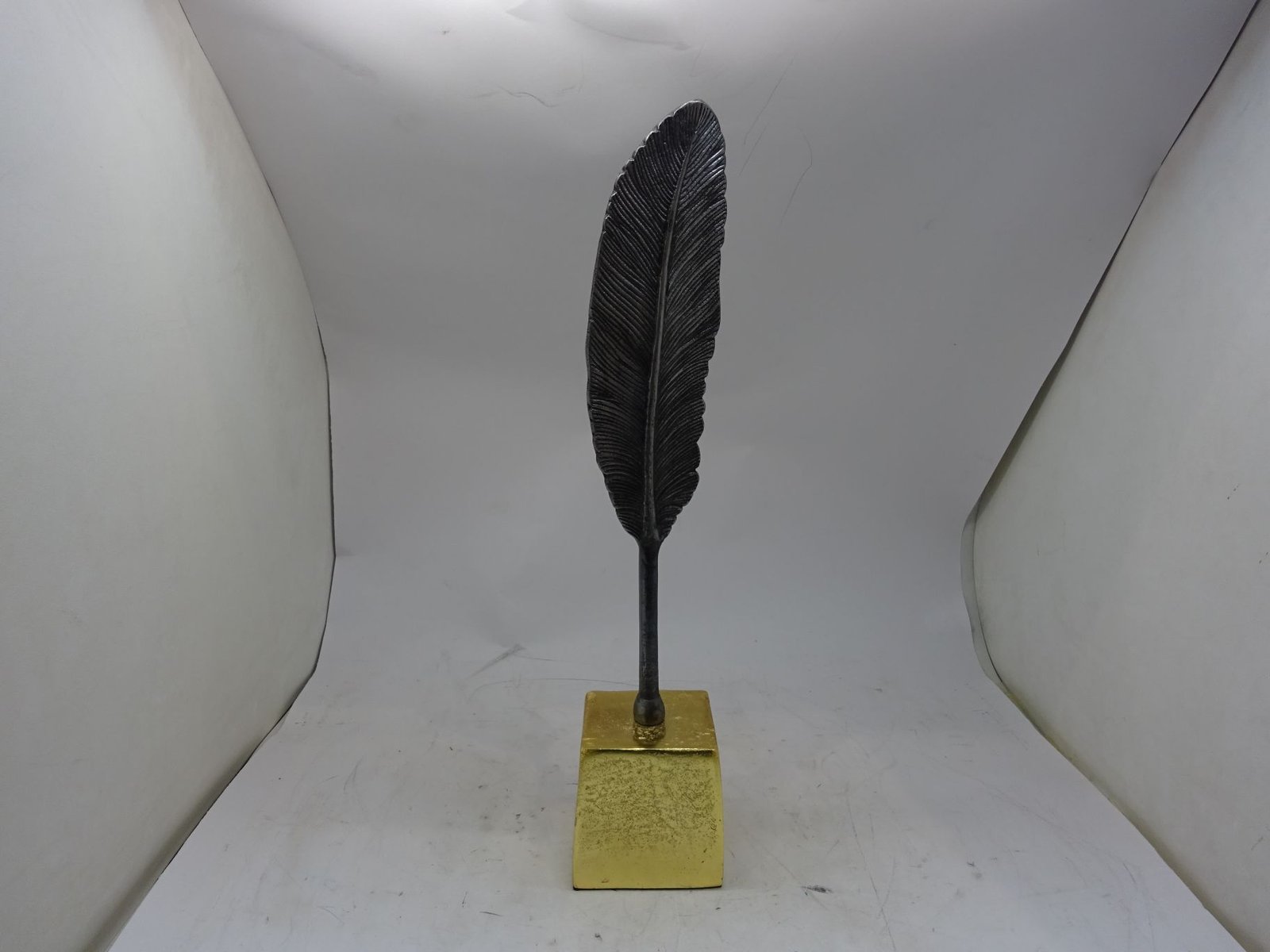 مجسم الشعر والثقافة قاعدة رخام احمر