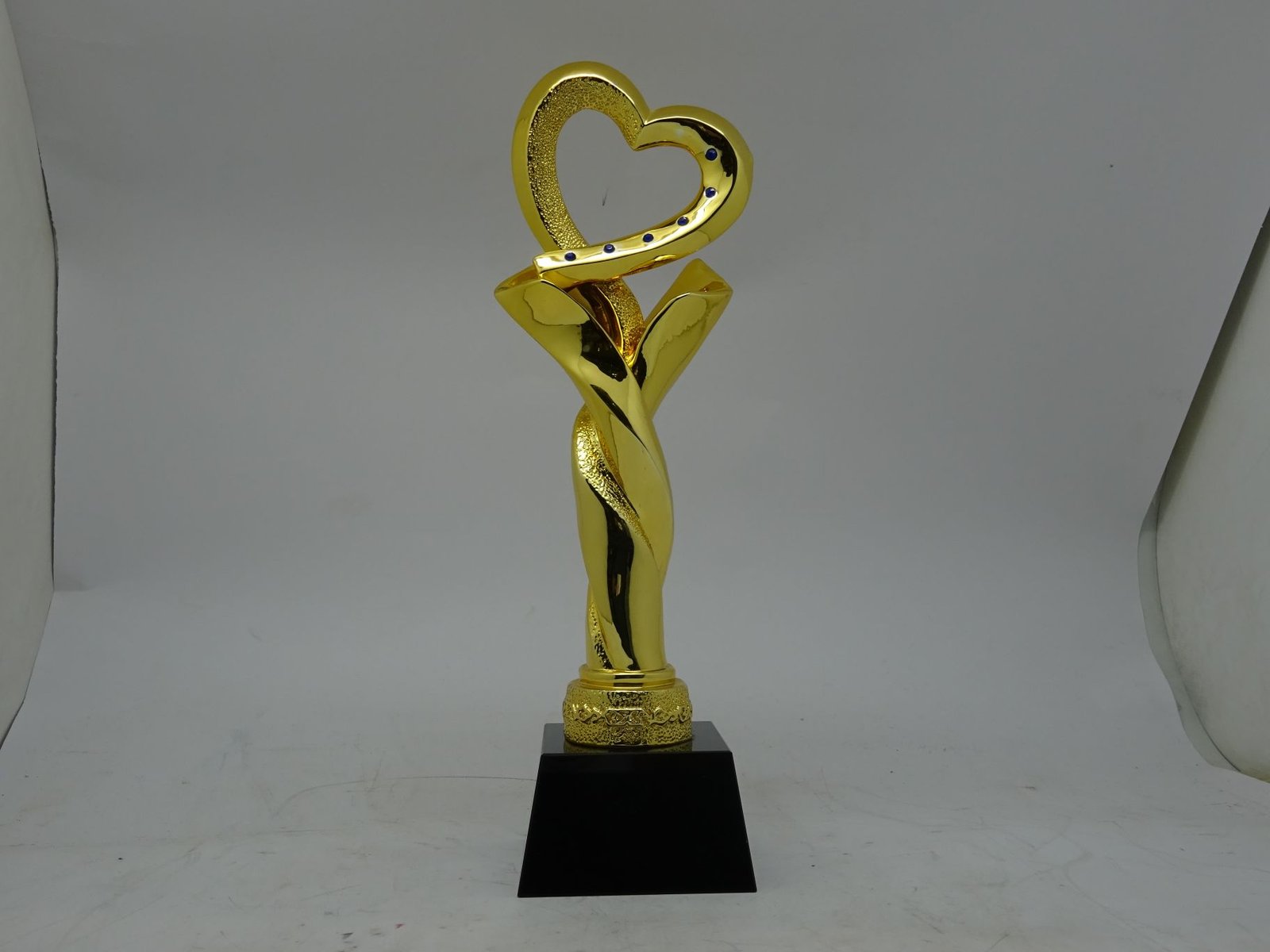 مجسم ذهبي للتكريم