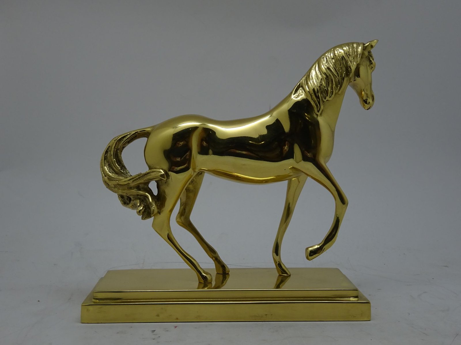 مجسم الحصان ذهبي  بعلبة