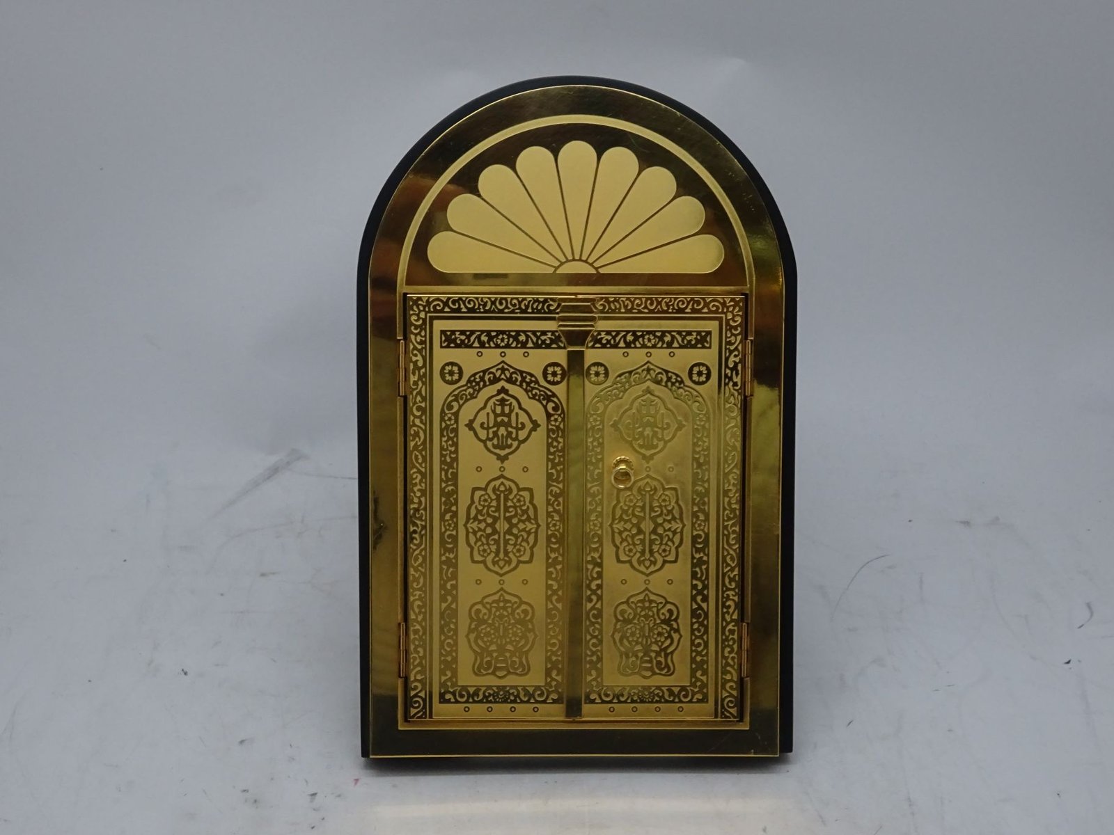 درع الباب التراثي ذهبي سنغافوري معدني 2