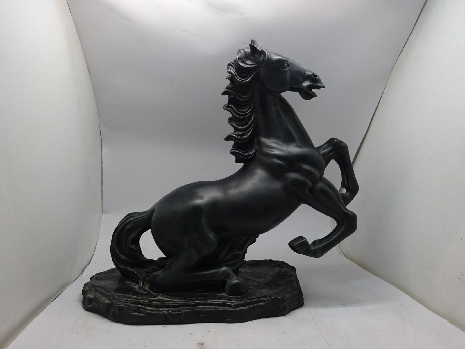 مجسم حصان كبير  اسود