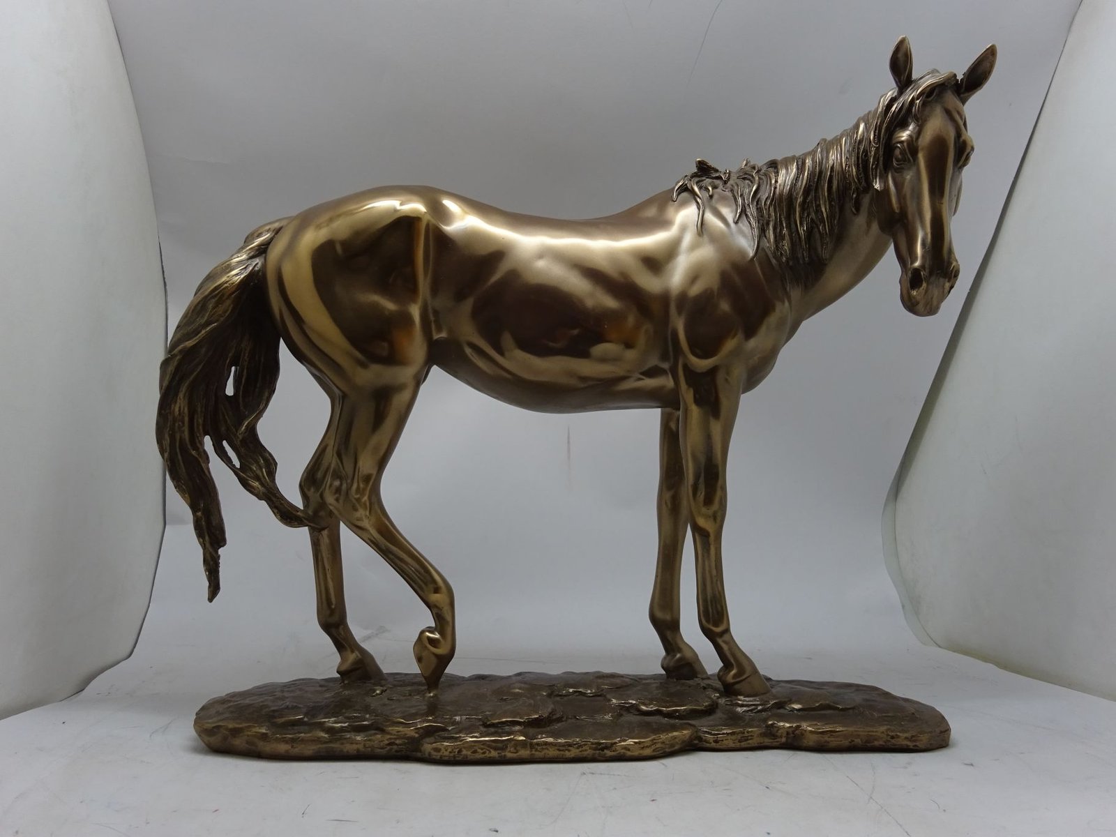 مجسم حصان برونزي كبير