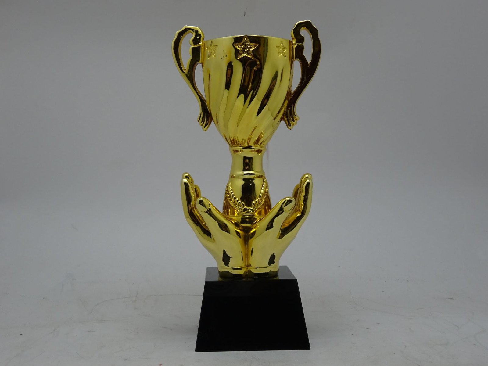 مجسم كأس ذهبي بقاعدة
