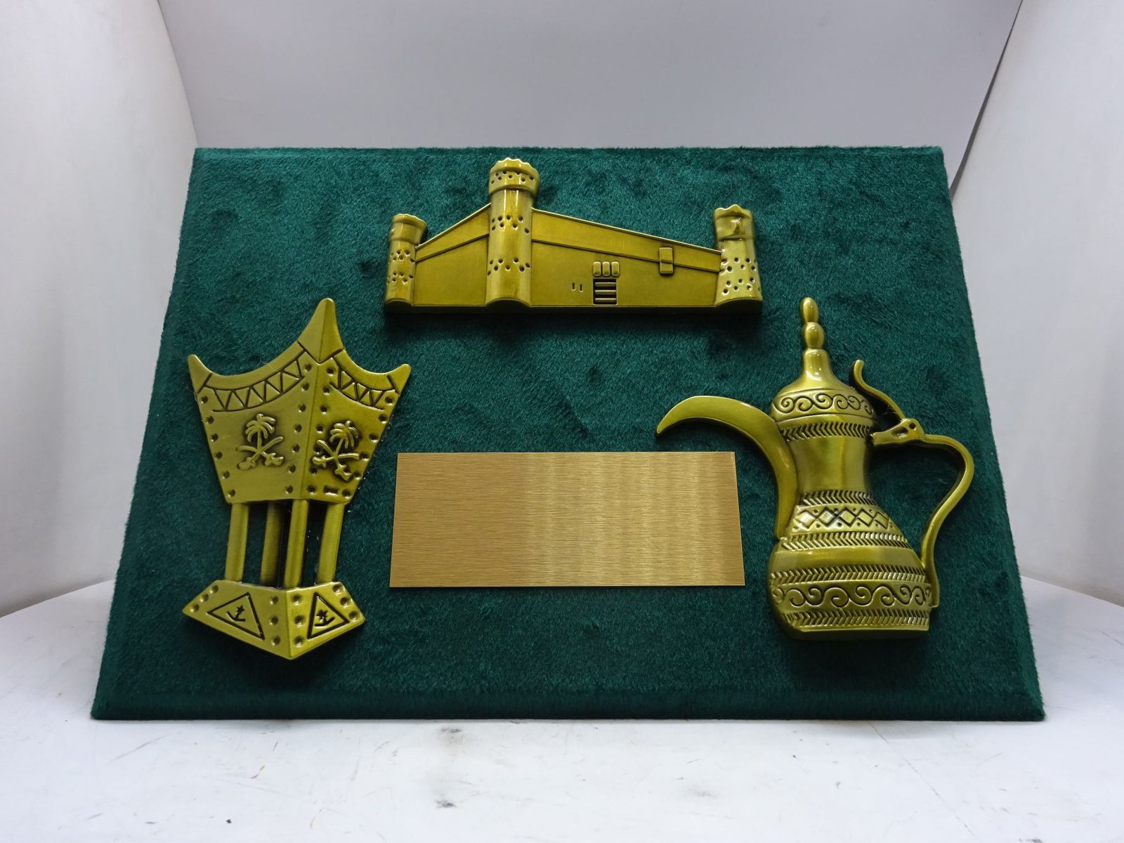 درع تراثي الدله والمبخرة والمصمك بعلبة جلد فاخرة يمكن الكتابة على البليت