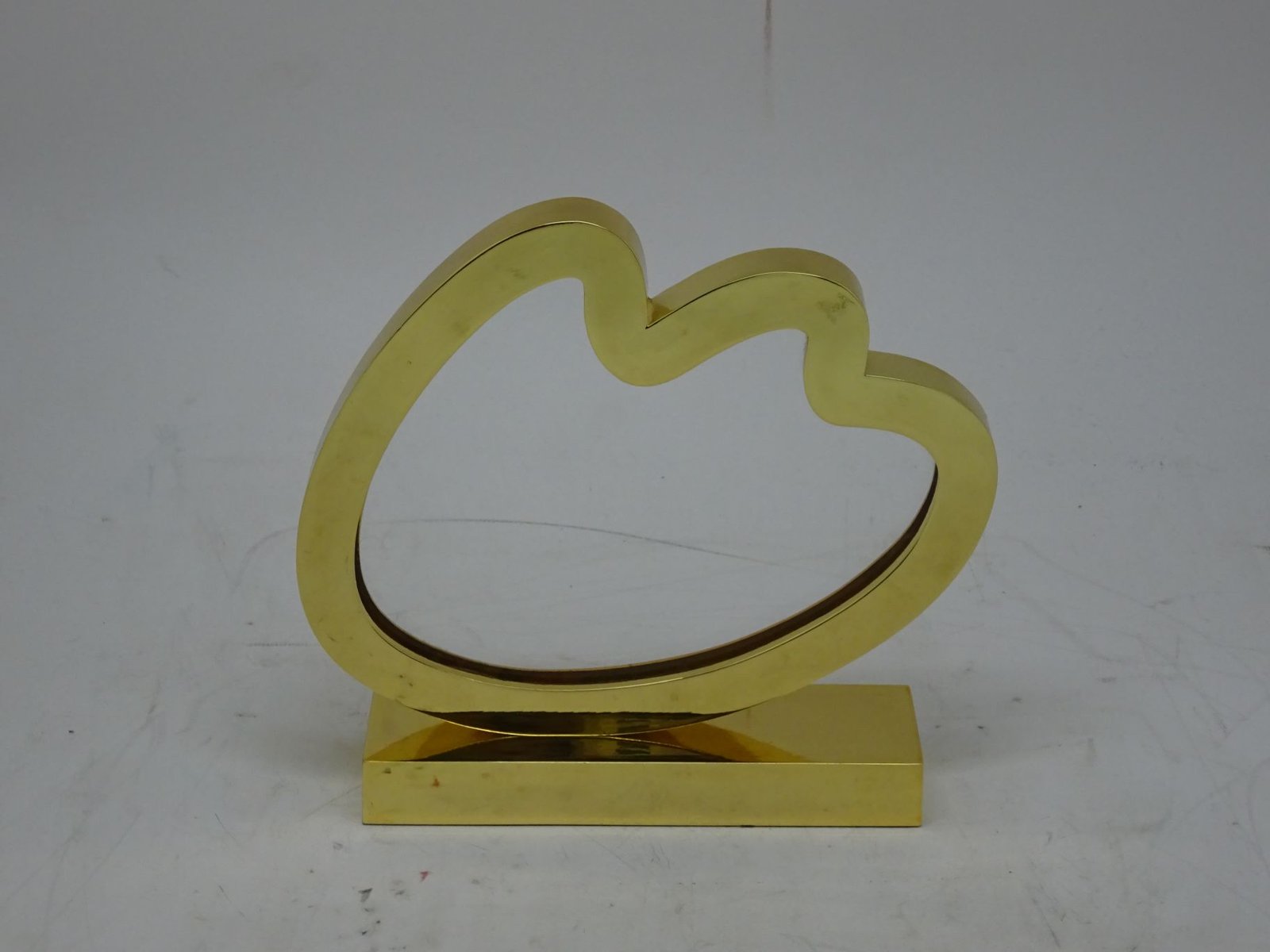 مجسم كريستال ومعدن ذهبي