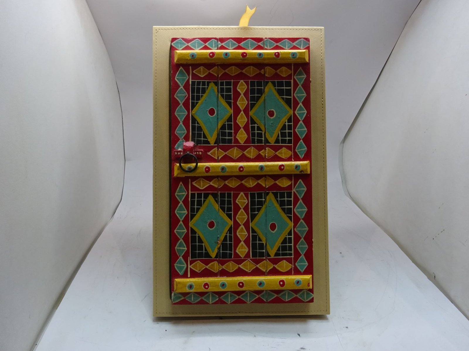 باب تراثي خشبي يمكن الكتابة عليه كدرع