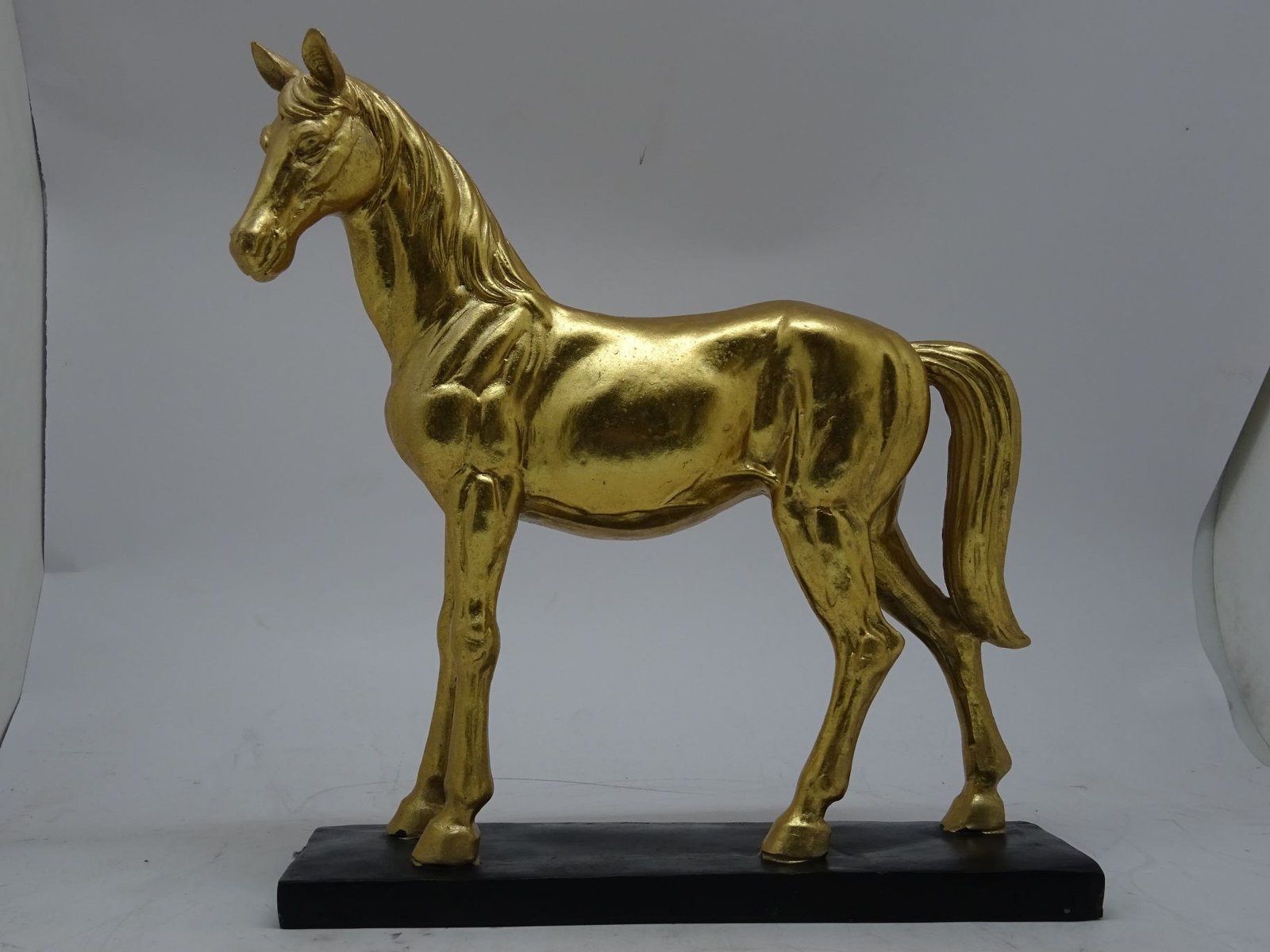 مجسم حصان ذهبي