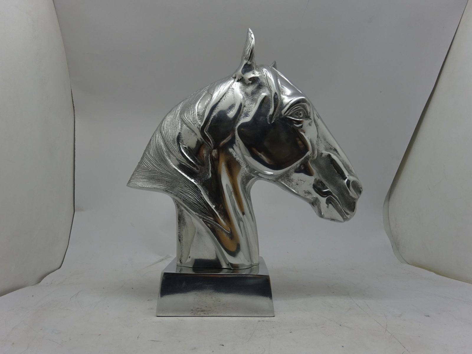 مجسم رأس حصان فضي