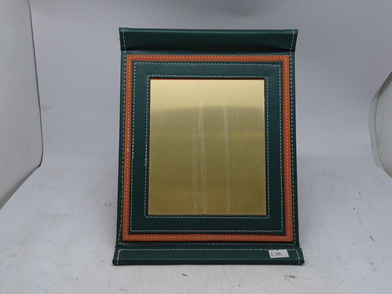 درع معدني على قاعدة جلد ملف