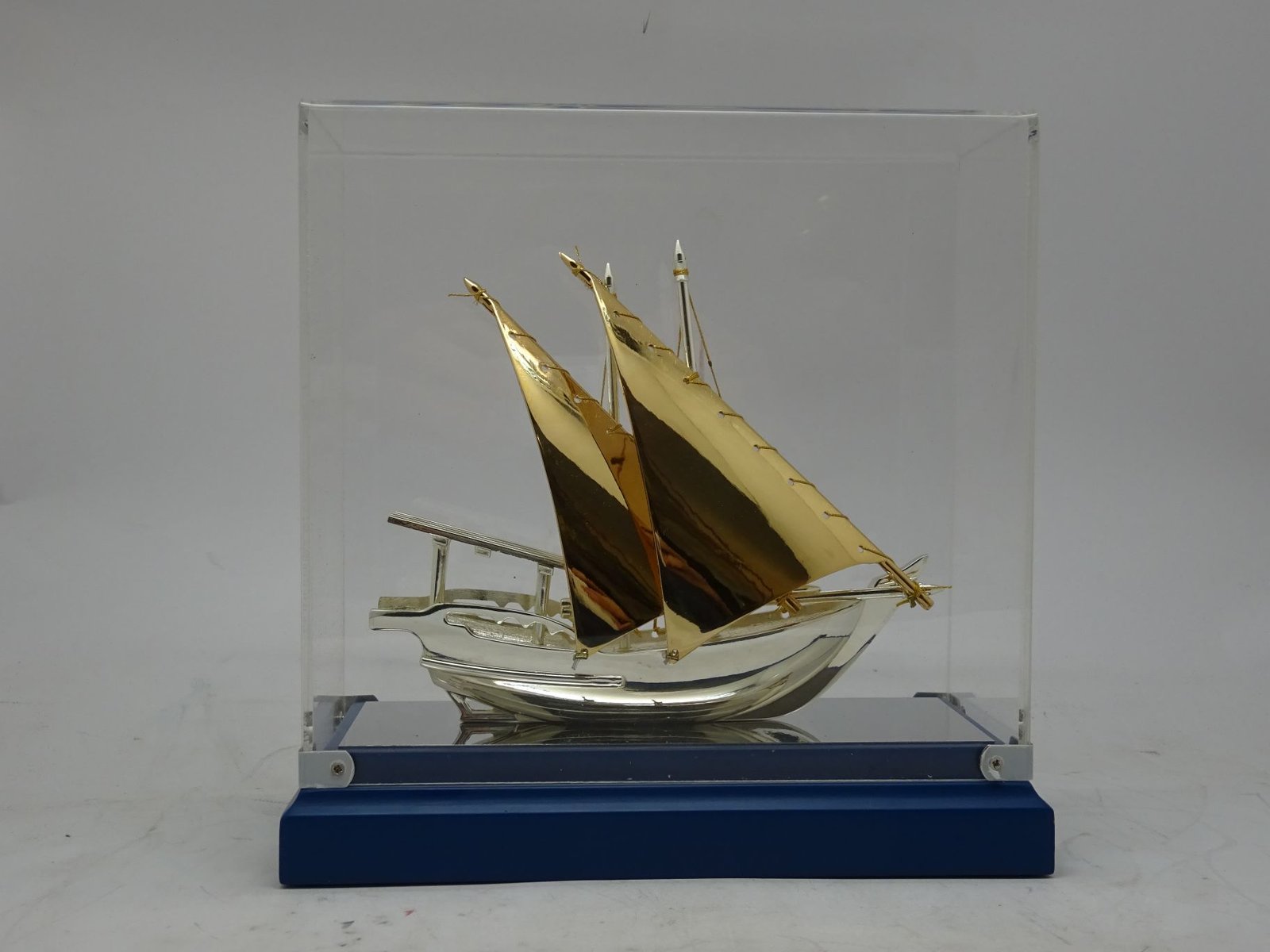 مجسم سفينة تذكاري مع صندوق اكرليك