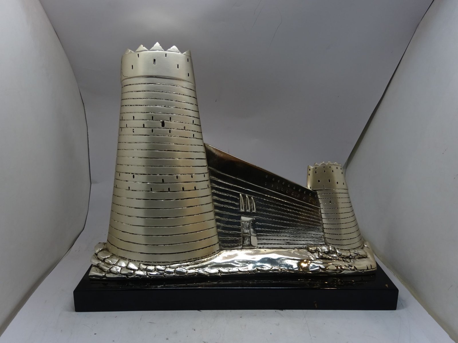 مجسم المصمك وسط فضي صناعة ايطالية يقدم في المن     اسبات الوطنية والأهدأت الراقية