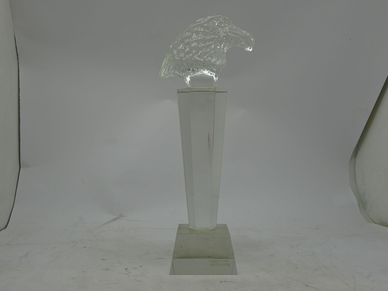 مجسم صقر بقاعدة طويلة كريستال