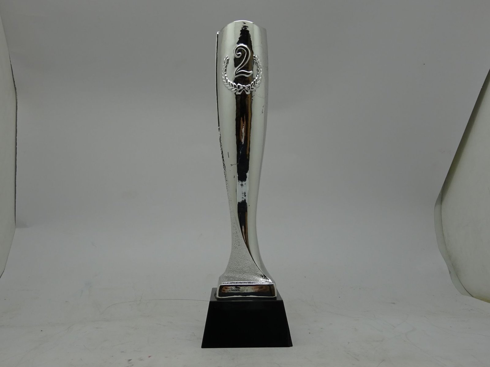 مجسم فضي لتكريم