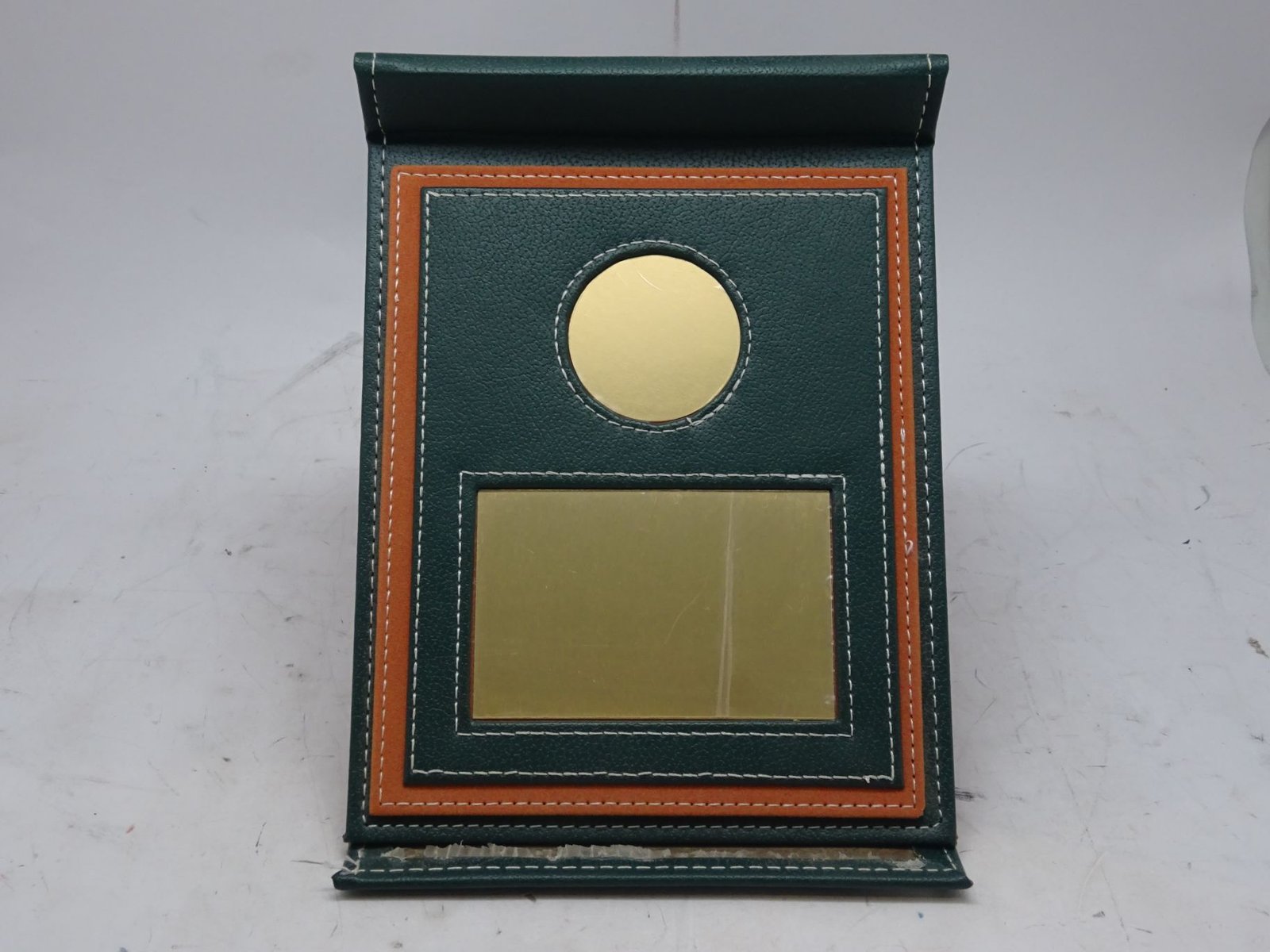 درع معدني على قاعدة جلد ملف