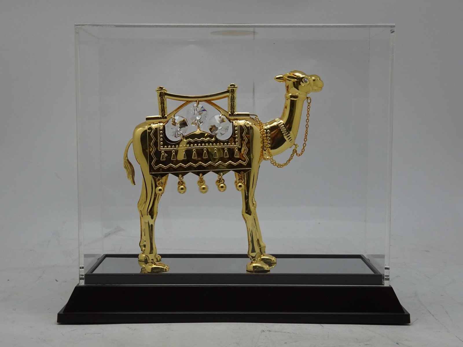 محسم جمل ذهبي  داخل علبة اكرليك