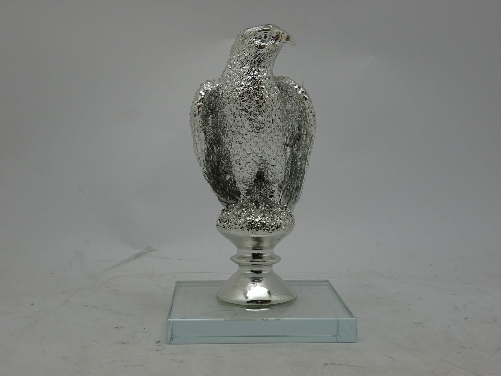 مجسم الصقر فضي بقاعدة زجاج