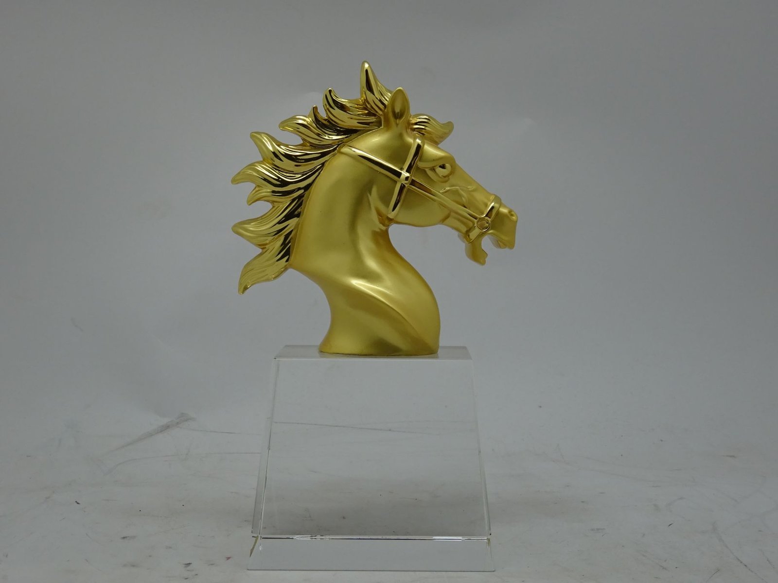 مجسم حصان مع قاعدة كريستال