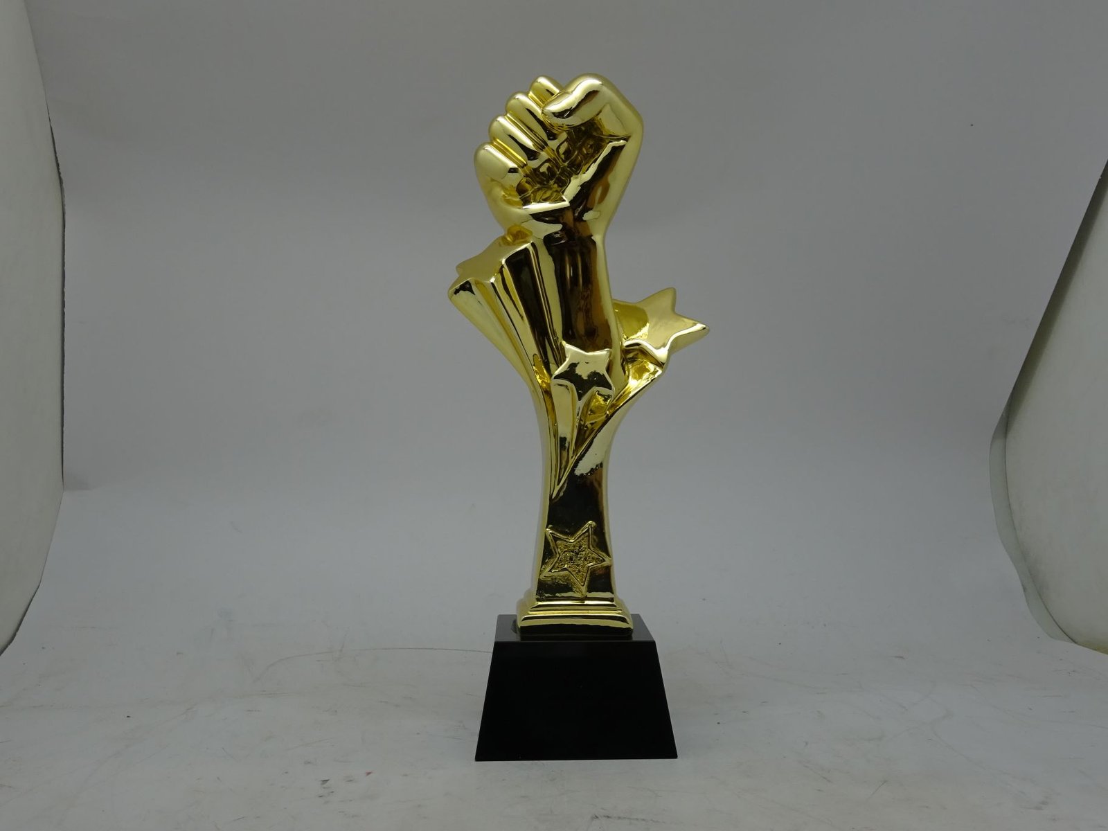 مجسم ذهبي للتكريم