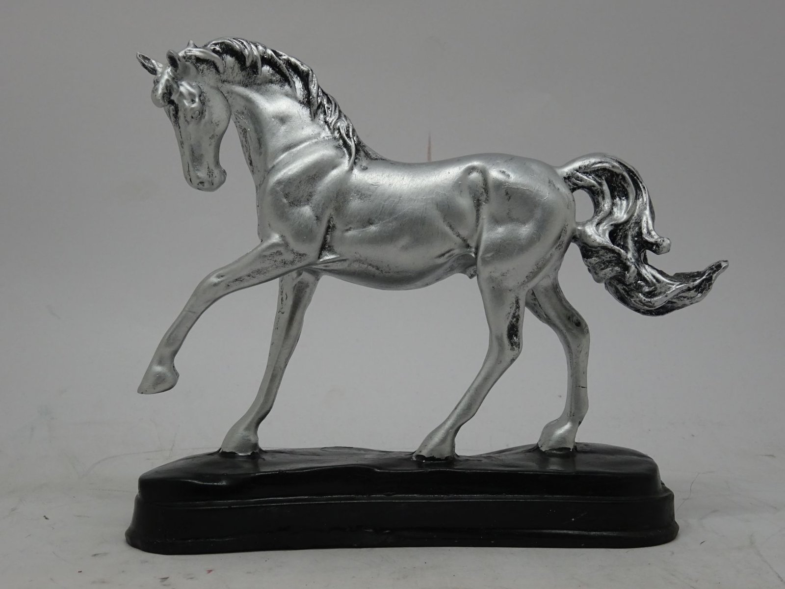 مجسم حصان بقاعدة